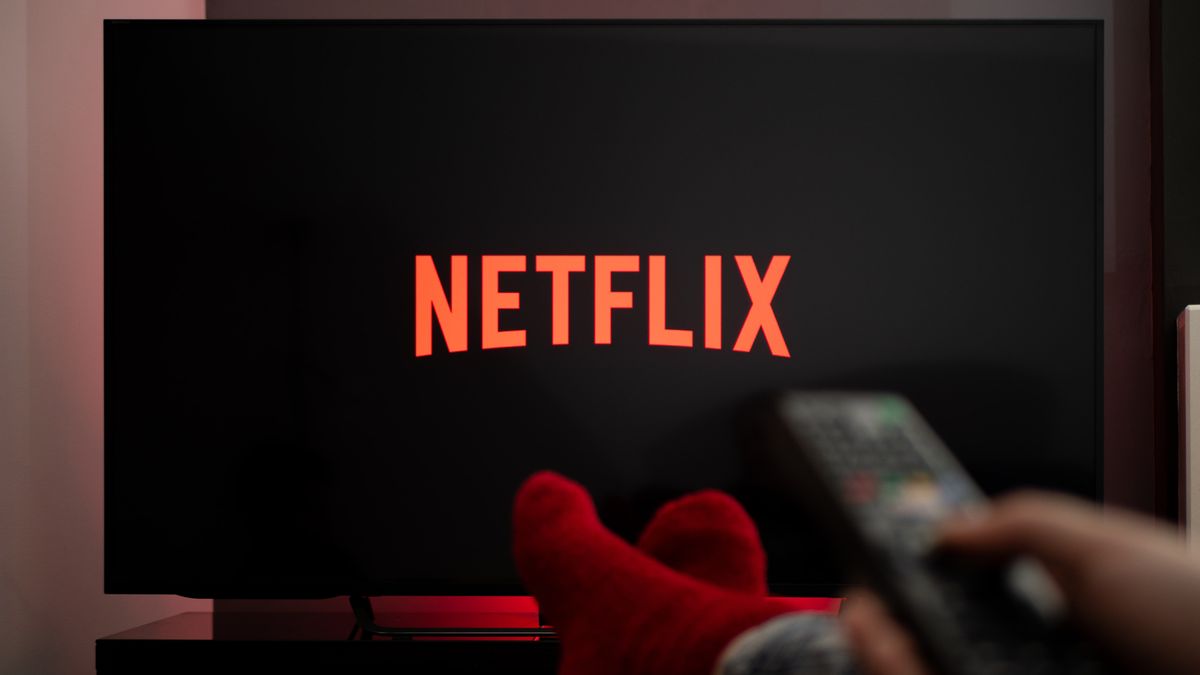 In 2019, Disney pulled off the boldest move in streaming history.

They yanked Marvel, Star Wars, and Pixar from Netflix—gutting its content library overnight.

But Netflix’s response? A series of masterstrokes that changed how the world watches TV.

Here’s the full story: 🎬🧵