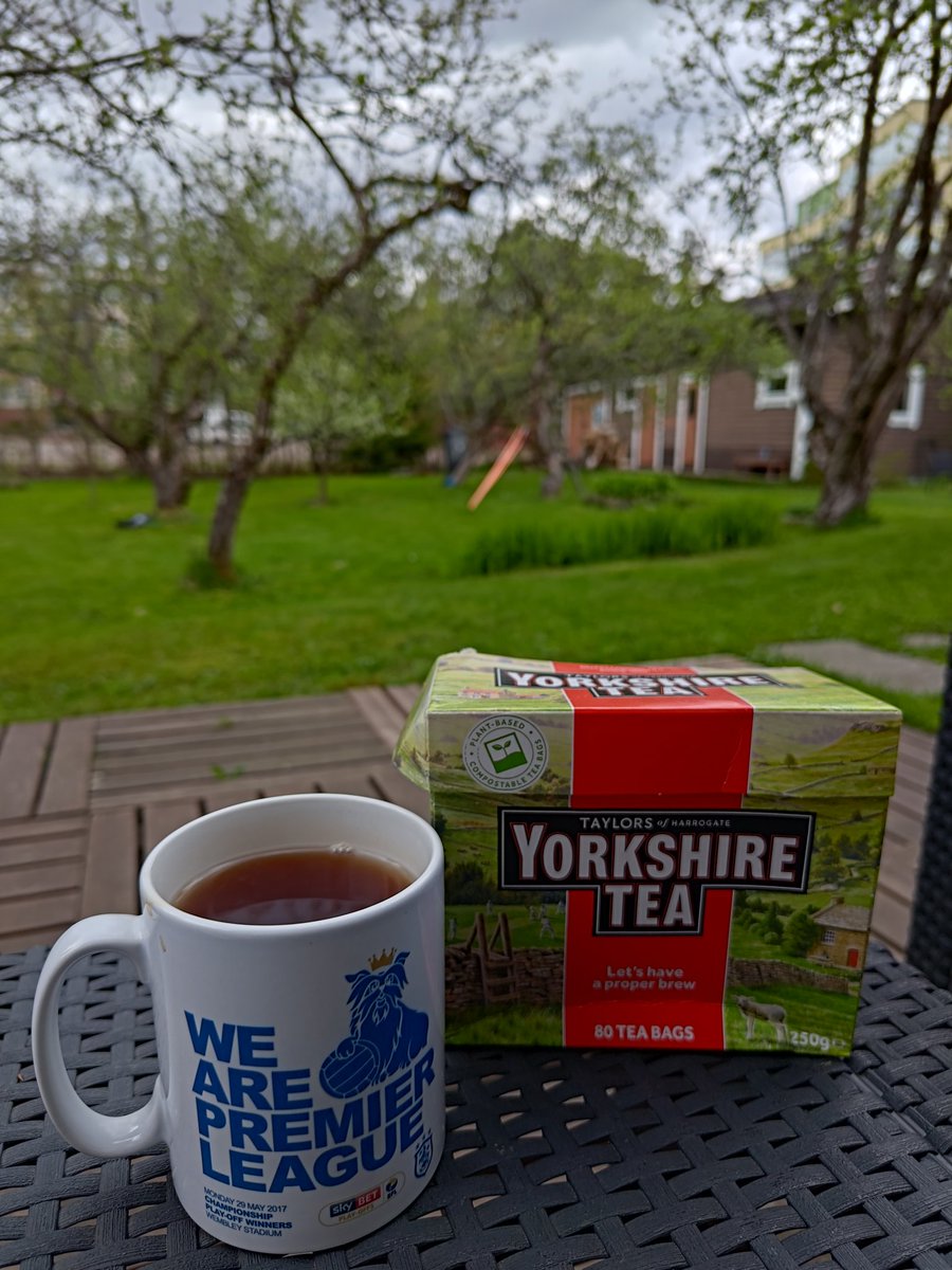 Juhlahetkiä kun alkaa työpäivän jälkeen tareta nauttia teet puutarhassa.

Noista futisjuhlahetkistä alkaakin yhtäkkiä olla kohta 10 vuotta, mitä ihmettä 😅

#kevät <a href="/htafc/">Huddersfield Town</a> <a href="/YorkshireTea/">Yorkshire Tea</a>