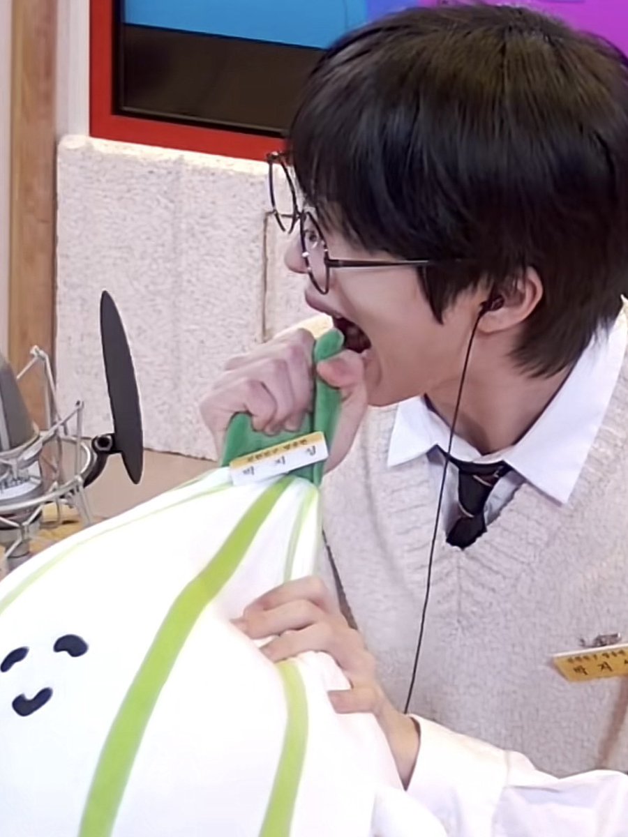dreamaces's tweet photo. Bonus: Someone please save that onion oh my god https://t.co/jMtrF9HrF8