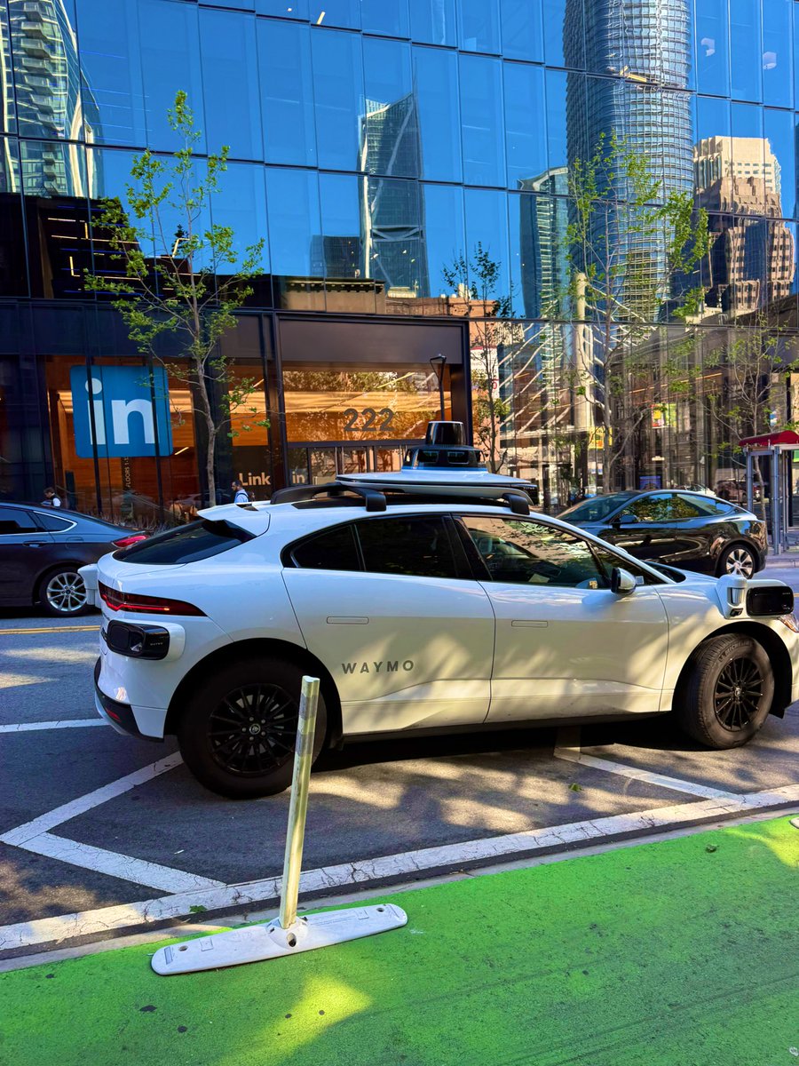 Our #G2AIinAction stop in SF at the LinkedIn office was a success! 

Packed house, excellent content, engaged attendees… plus I rode in a Waymo for the first time &amp; the <a href="/G2dotcom/">G2</a> event clean-up crew managed to get all of our stuff schlepped over to FedEx. Wins all around! 🙃