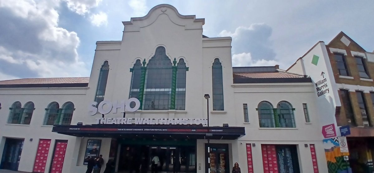 What a joyous end to Barnes Primary Schools Programme's debut in Walthamstow!
Former Children's Laureate <a href="/UKLaureate/">Children's Laureate</a> #JosephCoelho talked about his love of books and poetry and had 800+ local children joining in!
<a href="/kidslitfest/">BarnesKidsLitFest</a> <a href="/sohotheatre/">Soho Theatre</a>
#WideEyedBooks
<a href="/WaterstonesKids/">Waterstones Kids</a>