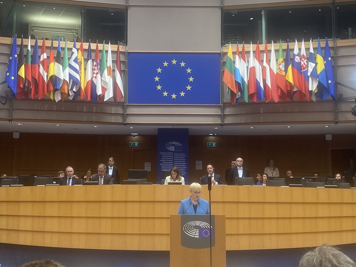 Evropska skrajna levica je bila navdušena nad nastopom Nataše Pirc Musar.

Ni običajno, da predsedniki držav, ki nastopajo v Evropskem
Parlamentu, s svojim govorom delijo. Slovenski predsednici je to žal uspelo.