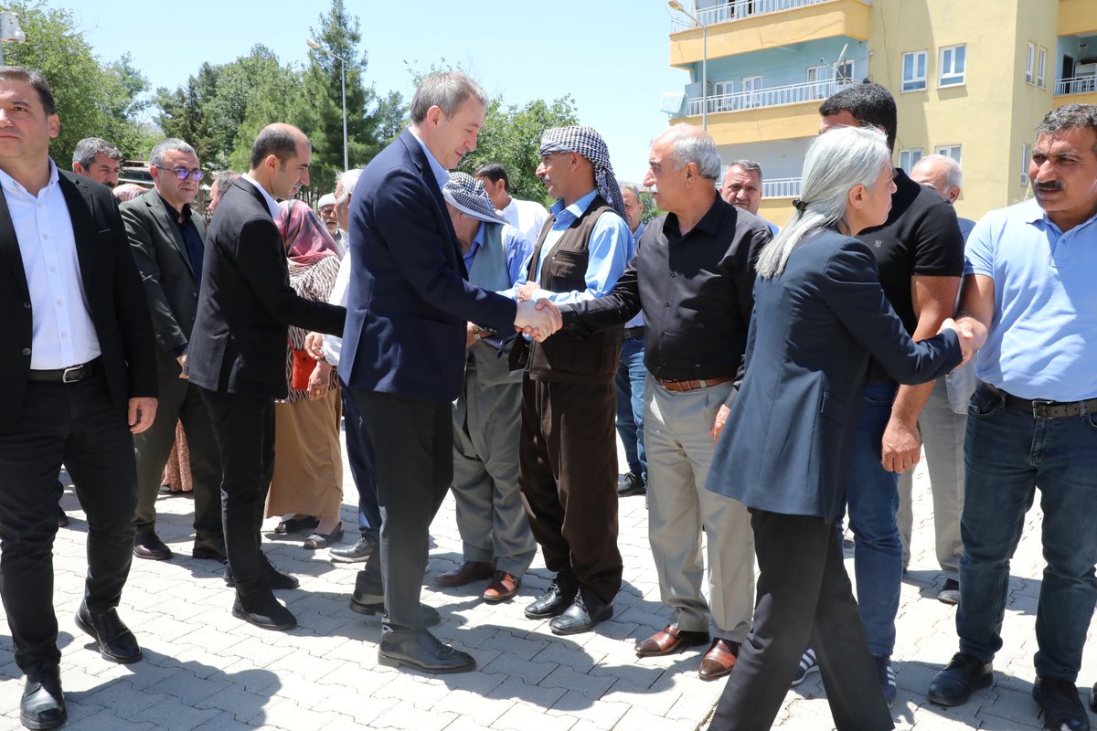 Hevserokên me yên giştî Çîgdem Kiliçgun Uçar û Keskîn Bayindir bi Hevserokê Giştî yê Partiya DEM'ê Tuncer Bakirhan re li Sêrt çûn serdana şîna Faruk Saglam ê ku di serdemên borî de wek endamê Meclîsa Partiya me di xebatan cih girtîbû. Her wiha li Êlihê jî çûn serdana malbata