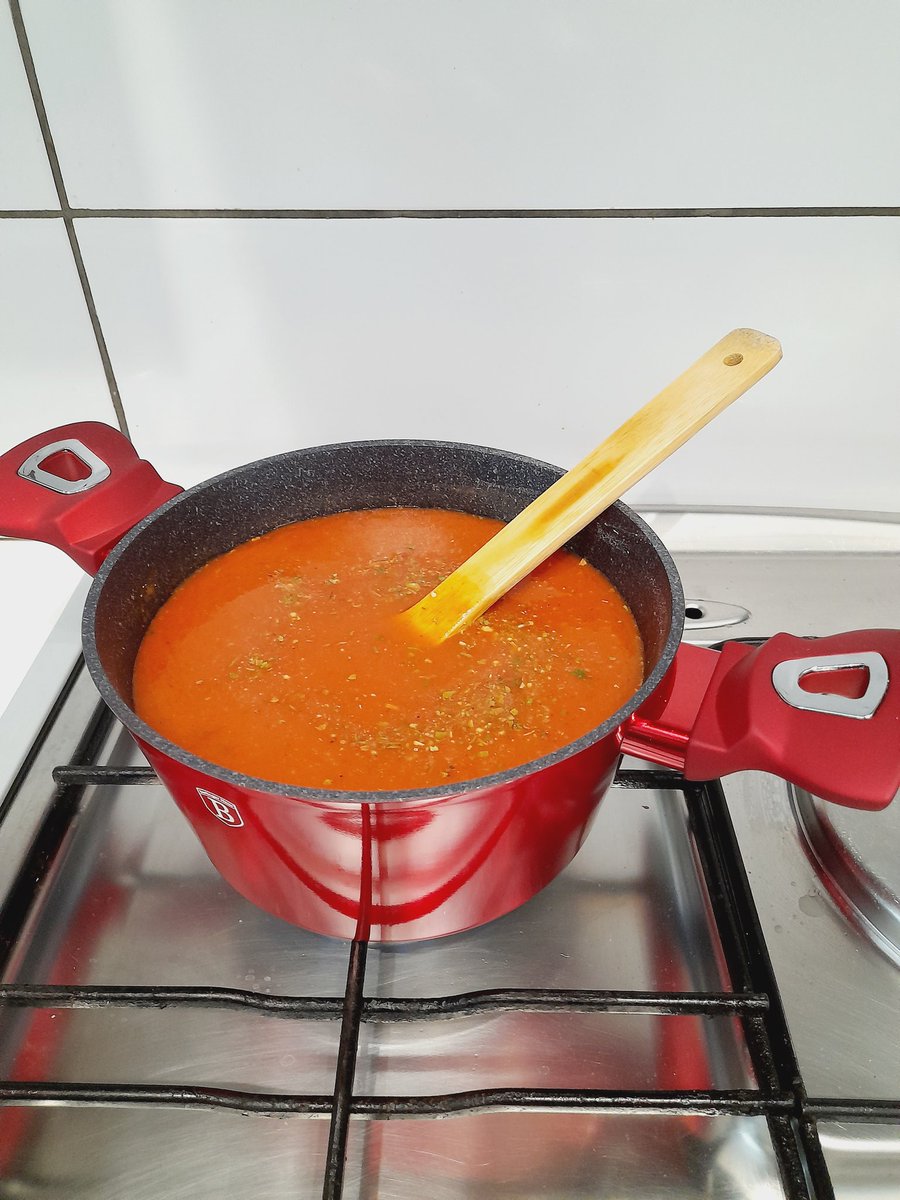 TannyFitzgerald's tweet photo. Btw. danas nakon dugo vremena moja već dobro poznata 🍅 juhica, začinjena peršinom, majčinom dušicom & kaduljom...😁 #TannyIsCooking
*dt i vama...😎 https://t.co/QCC9drZCX5