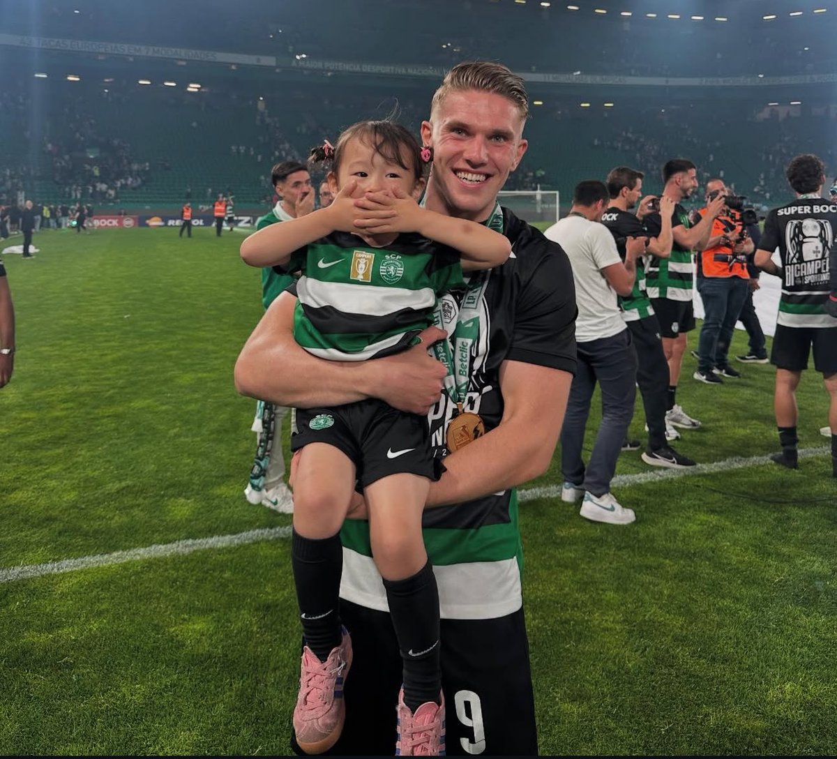 Gyokeres com a filha de Morita 🥹💚