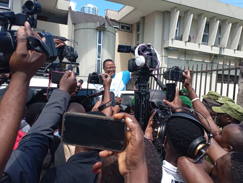 ExMayorUbungo's tweet photo. "KISUTU HATOKI MTU"

Naam naleta mrejesho wa mtanange wa akili na mamlaka ndani Viwanja vya Hakimu Mkazi Mahakama ya Kisutu.

Kisutu, Kisutu, Kisutu ndiyo Jina linalo vuma na kuvutia kwa sasa. Dunia nzima inataka kujua kesi ya mwanasheria, mwanasiasa nguli na kiongozi wa upinzani nchini Tanzania Tundu Antipas Mughwai Lissu juu ya hatima yake.

1.UPANDE WA JAMHURI 

Uliwakilishwa na jumla ya Mawakili watano, Nassoro Katuga Wakili wa serikali Mkuu, Job Mrema Wakili wa Serikali Mkuu,Tawabu Issa Wakili wa Serikali, Harrison Lukosi Wakili wa Serikali na Cuthbert Mbilinyi Wakili wa serikali.

Wakili Nassoro Katuga ndiyo alikuwa Mzungumzaji Mkuu kwa jopo lao sauti ya taratibu yenye kumbeleleza kiti cha Hakimu.

Wenzie wanne walionekana watulivu huku Wakili Job Mrema akionekana mwenye wasiwasi usoni na udadisi wa kufungua hiki na kile angalau awe bize.

2.THE WOLVES (Mbwa Mwitu) 

Walikuwa jumla ya mawakili 22 huku mawakili watatu viongozi wa Jopo Wakili Mzee Mpare Mpoki, Wakili Dr. Lugemeleza Nshala na Wakili Peter Kibatala.

Wingi wa mawakili 22 mbele ya Mahakama ni sababu ya uchache wa mabenchi ya kukalia mawakili kiasi Wakili Jeremiah Mtobesya wa upande wa utetezi alikosa pakukaa akajikuta anaenda kukaa katika benchi la mawakili wa Jamhuri ili aweze kusikiliza kesi.

Mawakili wengine walikuwa bize nyuma kufungua vitabu na rejea mbalimbali kisha kutembeza nyaraka kutoka nyuma kwenda mbele.

3.MSHTAKIWA

Kama Kawaida yake Tundu Lissu aliingia kwa uchangamfu Mahakamani mwenye bashasha, kishindo na kujiamini

Kwanza akazimua ile Kauli mbiu maarufu ya "No Reforms No Election" kisha ikapigwa 'Pipooozi' ukumbi wote ukaitika 'Pawaaaa'.

Kuashiria moto wa kisheria unaenda kuwaka Mahakamani.

Tukio la kuvutia ni pale Hakimu alipoagiza mshtakiwa Tundu Lissu apewe nafasi ndani ya chumba cha Mahakama cha kuteta na Mawakili wake kwa faragha.

Basi watu wote wakiwa wametolewa nje ya ukumbi wa Mahakama, Tundu Lissu amebakia yeye na Mawakili huku askari Magereza wakiwa mbali kidogo kuhakikisha wanaliona lindo lao lakini wanawachia faragha.

Badala ya Mawakili kuanza kumuelewesha mwenendo wa Kesi Mtuhumiwa (Tundu Lissu)

Ni Lissu ndiyo alikuwa amezungukwa na Jopo lote la Mawakili 22 wa utetezi analipiga shule mfano wa kocha wa Arsenal Mikel Arteta akiwa anaongea na wachezaji wake chumba cha kubadilishia nguo half time.

Tundu Lissu anakamata vitabu mbalimbali na vifungu vyake nakueleza vitakavyotumika, namna ya kutengeneza maswali, namna ya kurejea lesi zote za uhaini na mwisho akashika katiba ya Nchi akawa anawaambia "Humu hatoki mtu" × 3

Huku Mawakili wake wote wa Utetezi wakiwa wanatingisha vichwa ishara ya somo kuwaingia akilini.

4.MAGEREZA 

Kama kawaida kikosi cha KM kinachosafirisha misafara ya mahabusu au wafungwa maarufu (VIPs) au hatarishi kilifika mapema sana Mahakama ya Kisutu

Wakiwa na Landcruiser hardtop 2 moja yenye vioo vyeusi hadi mbele ndiyo ilimpakia Tundu Lissu,Toyota Hilux single cabin yenye section ya polisi 10 kwa ajili ya kufungua njia mbele  na nyuma kabisa palikuwa na basi kubwa la Magereza lililobeba askari maalum wa KM

Kizimbani pekee yake Tundu Lissu alikuwa chini ya ulinzi wa KM wa Magereza 15 wakiwa wamevalia kininja, ukumbi wa Mahakama ulikuwa na maafisa wa  Megereza wenye nyota moja hadi 3 kama 7 wakiwa na machale muda wote kuangaza kila pande.

5.WADUNGUAJI

Juu ya Paa la Mahakama ya Kisutu walikuwa KM kama 8 wenye silaha nzito kama siyo AK 47 zile basi irakuwa ni SMG wakiwa wanafanya doria kwa mbwembwe za kupisha mmoja anakuja, mmoja anaenda wakiwa wamevalia Kininja pia na miwani nyeusi kujihami kanakwamba walikuwa na taarifa kuwa vijana wa ulinzi HAMASA wa CHADEMA walikuwa na mpango wa kumtorosha Mwenyekiti wao.

6.WAGENI WA KITAIFA NA KIMATAIFA

Kesi yenye mvuto wa aina yake umefanya wazee maarufu Tanzania waachie vitanda alfajiri wawahi Kisutu kushuhudia kesi ya kihistoria kama Dkt. Slaa, Askofu Mwamakula, Jenerali Ulimwengu, Prof. Lwaitama..

7.WAGENI

Kesi ya Tundu Lissu inawaleta majaji wakuu wawili wa Kenya kortini kushuhudia umakini wa Mahakama zetu. Jaji  Mkuu Mstaafu wa Kenya Willy Mutunga anazuiwa uwanja wa ndege wa Mwl. Nyerere huku Jaji Mkuu Mstaafu wa Kenya David Maraga anafanikiwa kupita na kutinga katika chumba cha Mahakama wakati Kesi ya Tundu Lissu inaendelea.

Martha Karua alizuiwa uwanja wa ndege na kurejeshwa kwao Kenya. Boniface Mwangi alikamatwa hoteli ya Serena na kupelekwa mahabusu ya polisi. Pia, mwanasheria Agatha naye alifikishwa mamlaka za uhamiaji.

Mabalozi wa Jumuiya ya Ulaya Wanapeana zamu kama kawaida yao. Leo akienda Ujerumani, Canada na Marekani basi awamu ijayo wanakuja ubalozi wa Sweden, Norway, Belgium, na Finland.

8.JESHI LA POLISI 

Baada ya kuambiwa na mahakama wawaache wasikilizaji wa kesi waje mahakamani bado Jeshi la Polisi haliamini kama wasikilizaji wa kesi wanaweza kwenda Kisutu wakahudhuria kesi huku kesi zingine zikiendelea bila bughudha, vurugu au fujo Mahakamani 

Bado wanaleta Toyota Hilux single Cabin yenye Section ya Polisi 10 Kama 10 Zinakaa kila Upande wa Mahakama, Askari wengine kama 160 wameshuka kukaa barabara zote za kuingia Kisutu huku wengine wakikaba geti Kuu la kuingilia Kisutu 

Makachero wa Jeshi la Polisi wakitimba hadi ndani ya chumba cha Mahakama na wanachukua benchi zima la nyuma kwa pamoja na kushuhudia kila kinachoendelea ndani.

9.WANANCHI

Wananchi waliojitokeza Mahakamani kwa hesabu za haraka haraka waliokuwa nje na ndani wanaweza kufika isadi ya watu 2,000. Nilipenda jinsi walivyojiratibu na kujipanga bila kusubiri maelekezo ya Polisi 

Walichagua watu wachache wa kuingia ndani ukumbi namba moja kwa kuwa ulikuwa na uwezo wa kubeba watu 80 tu.

Wakachagua watu waakiba (reserve) wakukaa katika banda la kusubiria kesi kuitwa ndani ya parking ya Mahakama na wengi zaidi walikaa nje kwa umoja wakijitenga na Polisi ili kuzuia Vurugu.

Polisi wakajikuta kwa mara ya kwanza wamekosa kazi ya kufanya kisutu wakabakia kuwa mashuhuda na waliondoka Mahakamani bila kukamata mtu hata mmoja au kupiga bomu la machozi kwa sababu ya akili kubwa za wananchi jana.

10.UBWABWA

Si unajua tena kuna watu Duniani wameumbwa kusaidia Jamii na kupinga dhuruma tu. Ndiyo mwananchi mmoja alivyotimba pande za Kisutu na wali nyama wa wakutosha watu 3,000 majira ya saa 7:00 mchana.

Kilichovutia zaidi katika ubwabwa ulikuwa haugawiwi kwa ubaguzi au kwa vigezo kiasi wapita njia pale Mahakamani nao walipanga foleni wakapata chakula..

Baadhi ya manjagu ambao lindo lao lipo nyuma ya Mahakama na upeo mabosi zao ulipokuwa mbali na wao walidaka sahani moja moja Wakajumuika na Watanzania kupiga ubwabwa.

Kila aliyeonja aliishia kusifia roho nzuri ya msamaria mwema huyo ambaye hakutaka atajwe Jina na mpishi alivyojua kutengeneza combination ya mchele, mafuta na chumvi halafu akaja kuua na rosti ya nyama. Kila mtu akajikuta anatoa ahadi ya kurudi Mahakamani 02 June 2025.

11.KESI YA MSINGI 

Kawaida kesi ya Uhaini inayomkabili Tundu Lissu ilikuja kwa ajili ya kutajwa tu kwa kuwa upande wa Jamhuri walikuwa hawajakamilisha upelelezi wao.

Kesi za kawaida zikiwa zimekuja Mahakamani kwa ajili ya kutajwa Mahakamani zinatumia dakika 5 hadi 7 kumalizika au kuhairishwa

Lakini kesi ya uhaini ya Tundu Lissu imetufundisha kuwa ni ngoma ya mtoto pekee yake ndiyo haikeshi. Kutajwa tu kwa kesi kumetumia muda wa saa moja na nusu. Hatari sana.

Upande wa mashtaka ndiyo ulikuwa wa kwanza kusimama na kujieleza kisha kusema kuwa wanaomba tarehe nyingine baada ya siku 14.

Ilikuwa ni kama walichokoza vita kwa upande wa utetezi na upande wa utetezi wakajibu mapigo kiutu uzima na kwamba wasichukuliwe poa.

Wakaja na hoja 3 kubwa, moja ilikuwa hakuna kuhairisha kama hawasemi upelelezi umefikia wapi na hatua gani, kwa kuwa kulikuwa na amri ya Mahakama ya kutaka kuletwe taarifa kamili kuhusu upelelezi ulipokuwa umefikia.

Hoja pili ilikuwa ni kutaka Tundu Lissu asizingirwe na ulinzi akiwa kizimbani kwa kuwa bado hajakutwa na hatia na kama katiba inavyosema katika ibara ya 13 (6b) (The doctrine of innocence)

Hoja ya tatu ilikuwa ni kuomba Mahakama iruhusu kesi iendeshwe katika Mahakama ya wazi  

Na Jamaa hoja zao zote 3 zilitoboa ikiwemo ya kuleta taarifa Mahakamani kuhusu Upelelezi ulipofikia.

MWISHO
Kwa utamu wa hii kesi na namna watu walivyojipanga kwa mapambano ya kisheria, nikiona Wakenya wanasafiri kuja Tanzania kufuatilia hii kesi wala sishangai.

Nashauri serikali isizuie watu Uwanja wa ndege kujakufuatilia kesi ya Tundu Lissu. Tuchukue kesi ya Tundu Lissu kama utalii wa Kimahakama. Tunaweza Kukuta Kisutu imeingiza pesa kuliko Mlima kilimanjaro kwa Kesi hii moja tuhl.

Tukutane Tarehe 02 June 2025