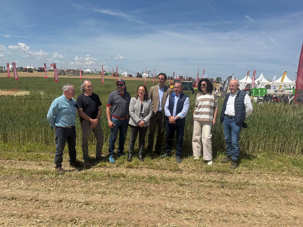 esRadio_CyL's tweet photo. 🔴#PACPOST27 | @jcyl y OPAS acuerdan en el Consejo Regional Agrario una postura conjunta frente a @desdelamoncloa y @EU_Commission.
👉Mejorar la rentabilidad, disminuir la burocracia y garantizar el relevo generacional.
Medina del Campo, @DEMOAGRO🧑🌾
#esRadioCYL @esRadio_Vall https://t.co/9bhUWxk3M0