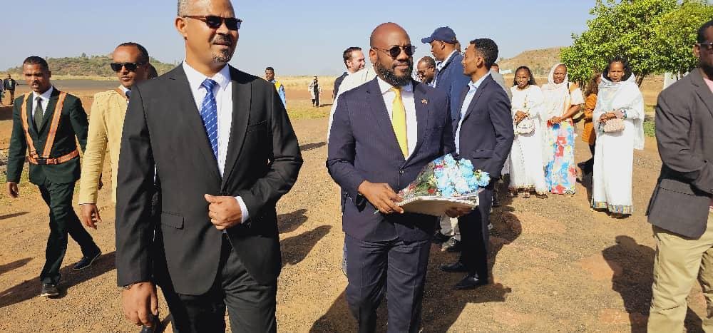 #US Ambassador says ‘only political solution’ enables IDPs return home, reviews aid efforts in #Tigray

U.S. Ambassador to Ethiopia Ervin Massinga said “only a political solution” would enable Internally Displaced Persons (IDPs) in Tigray to return to their homes, during a visit