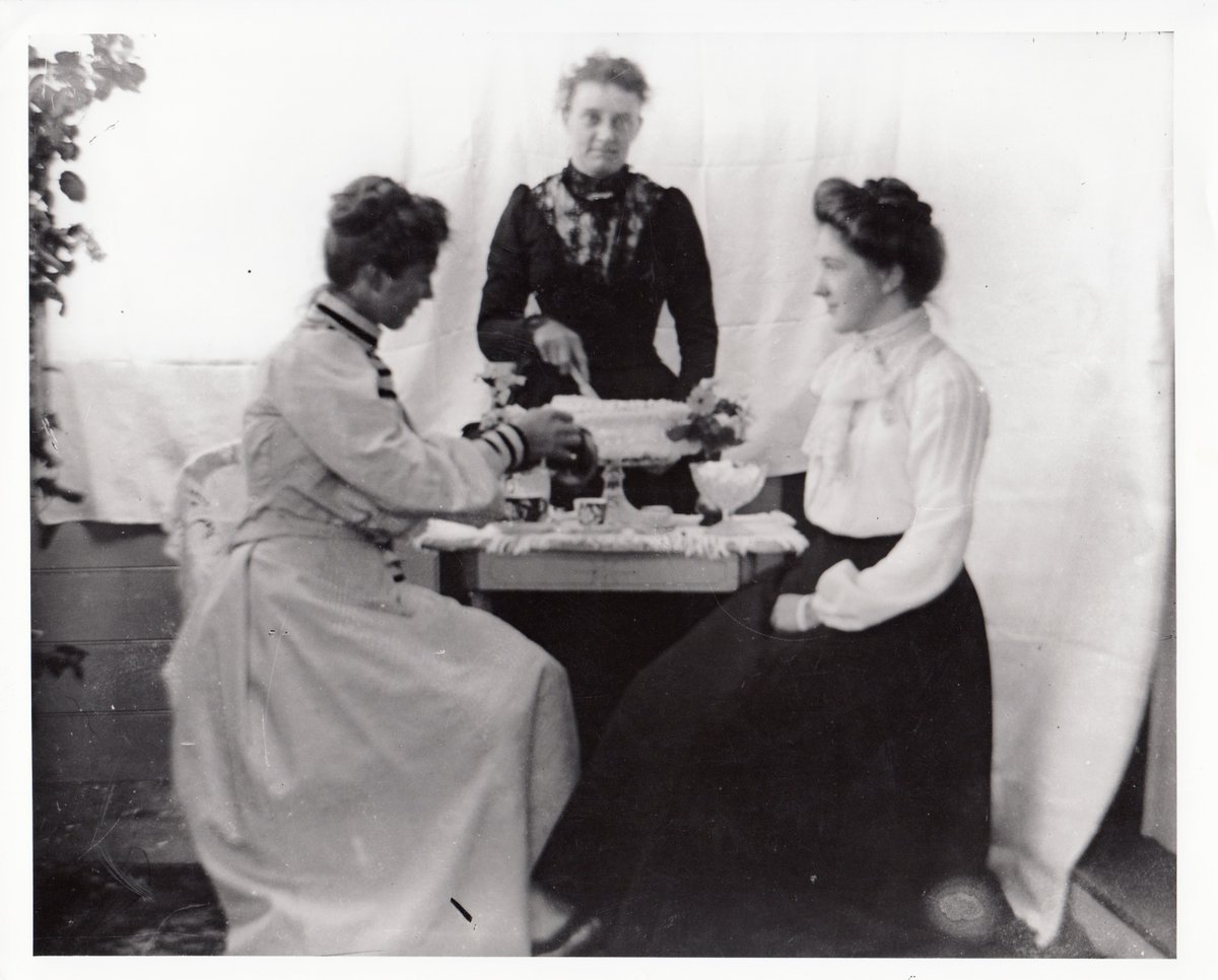 Today, 21 May, is #InternationalTeaDay 🍵
Here we have three ladies enjoying an afternoon tea party - wonder what the cake is?

📷 JCNA. PC-042-0174.