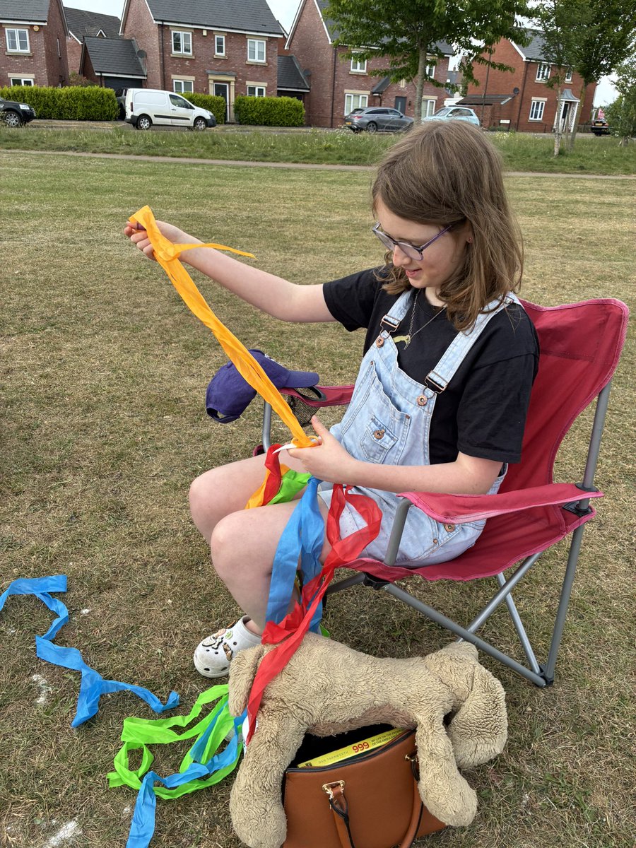 Bubbles galore plus lots of #activeplay, creative scrap modelling and drawing kept our 37 players busy in #BishopsCleeve on Monday ☀️ 🫧 

Lovely to see playful role models helping out and engaging younger ones in play, potential future #YoungVolunteers ⭐ 

#CommunityPlay