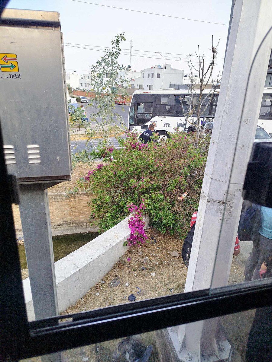 #ReporteCiudadano
"Choque en carretera a colotlan, de frente a cruz verde, Un camión A11 con una patrulla municipal. Caos sobre carretera" #Zapopan