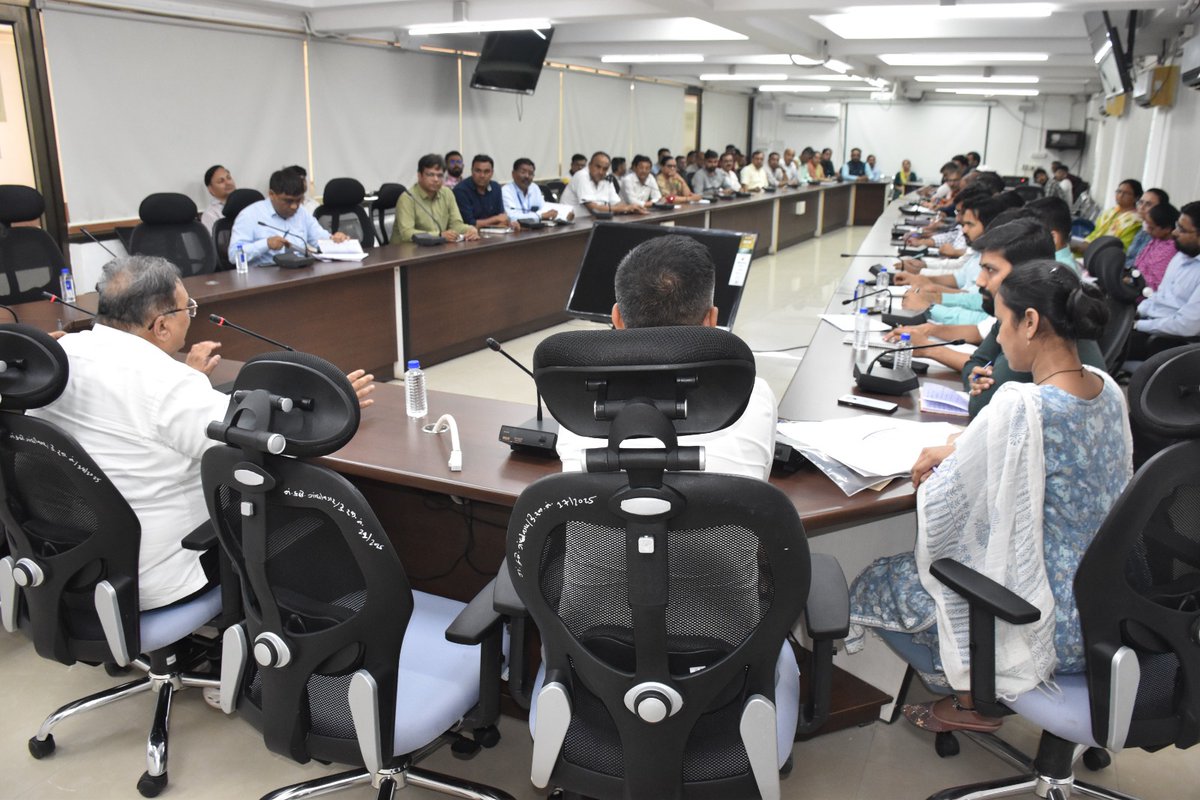 આગામી તા. 26-27 મે ના રોજ વડાપ્રધાન શ્રી <a href="/narendramodi/">Narendra Modi</a> ના સૂચિત ગાંધીનગર ખાતેના પ્રવાસ કાર્યક્રમ સંદર્ભે ગાંધીનગર કલેક્ટર શ્રી મેહુલ દવેની અધ્યક્ષતામાં પ્રથમ આયોજન બેઠક યોજાઈ હતી. જેમાં કાર્યક્રમની તૈયારીઓ તથા અધિકારી શ્રી ઓને સોંપવામાં આવેલ કામગીરી અંગે સમીક્ષા કરવામાં આવી હતી.