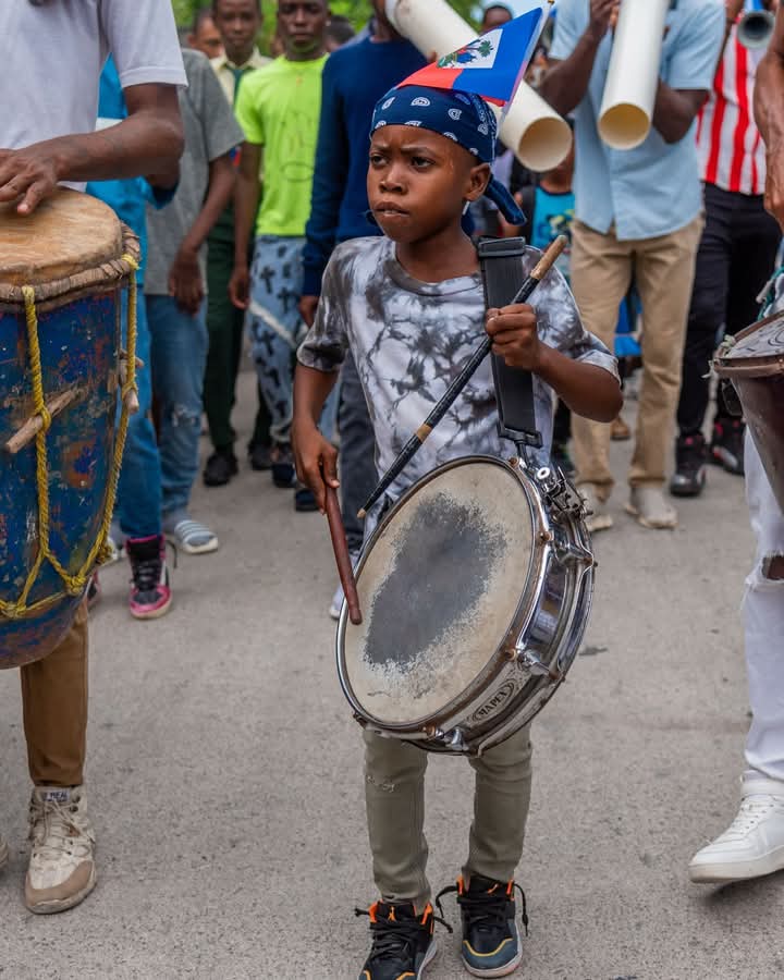 SouciHygens's tweet photo. Mwen kontre piti sa kap jwe nan yon gwoup mizikal (ti bann) ki nan komin #Torbeck 🇭🇹
Piti a tèlman fèm danse neboulèm li fò pou laj li. https://t.co/73965w7gFV