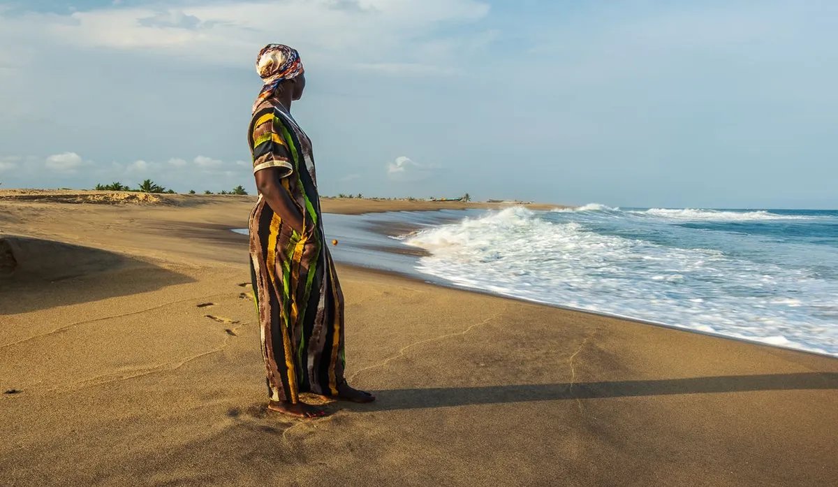 Essere "childfree" ad ogni latitudine significa essere soggette a un simbolico tentativo di controllo del proprio corpo da parte di chi non lo accetta. Ma se questa donna è africana la questione si fa ancora più complessa. Ne parliamo su #AtlanteTreccani: treccani.it/magazine/atlan…