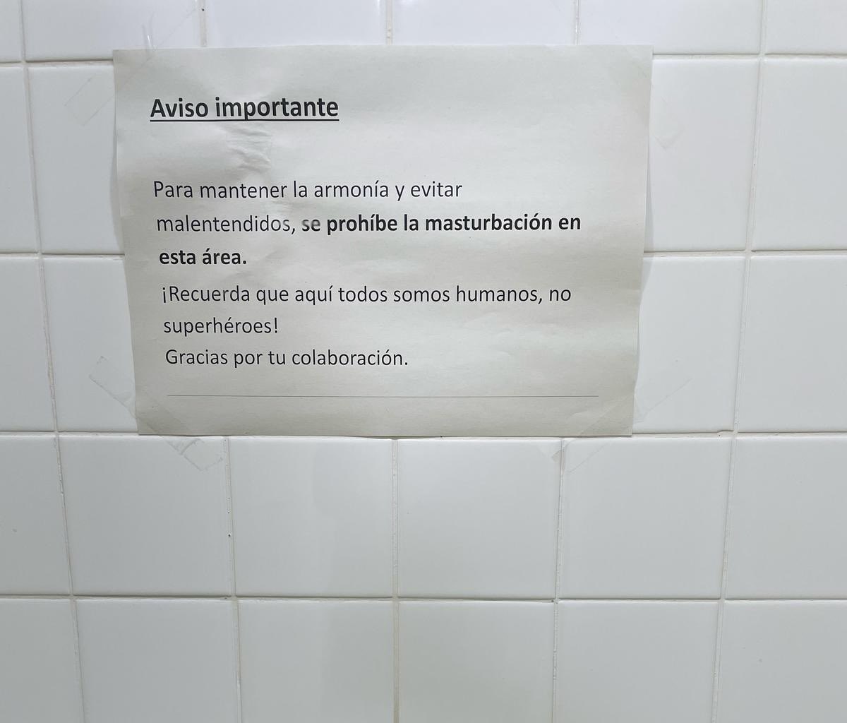 Totbadalona's tweet photo. 🔎 Fins aquest matí, aquest cartell es podia veure al lavabo d'homes de la segona planta de l'edifici del Viver, d'oficines municipals de #Badalona, on gairebé només entren funcionaris.

Amb l'objectiu de "mantenir l'harmonia", es prohibeixen literalment els treballs manuals. https://t.co/dOYh1jesdg