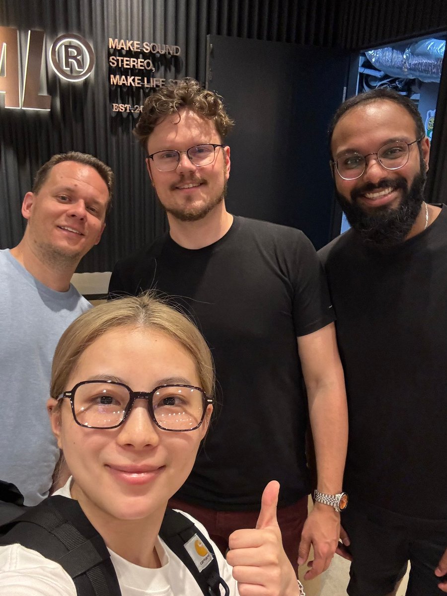 iQunix's tweet image. Ran into @hardwarecanucks team while shopping at STAYREAL in Taipei, instead of the Computex.🤣
What a surprise!