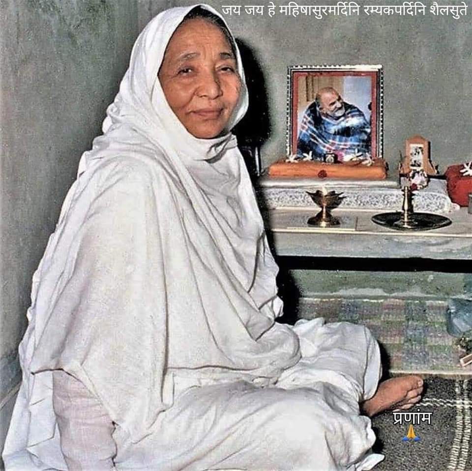 माँ 
माँ को भी याद किया करो 
वहीं है जिसके बगैर घर घर संसार सूना है।
शिशु के मुख से भी पहला अक्षर यहीं निकलता है 
माँ हो तो घर घर जैसा है 

जय माता दी 
🙏🏻