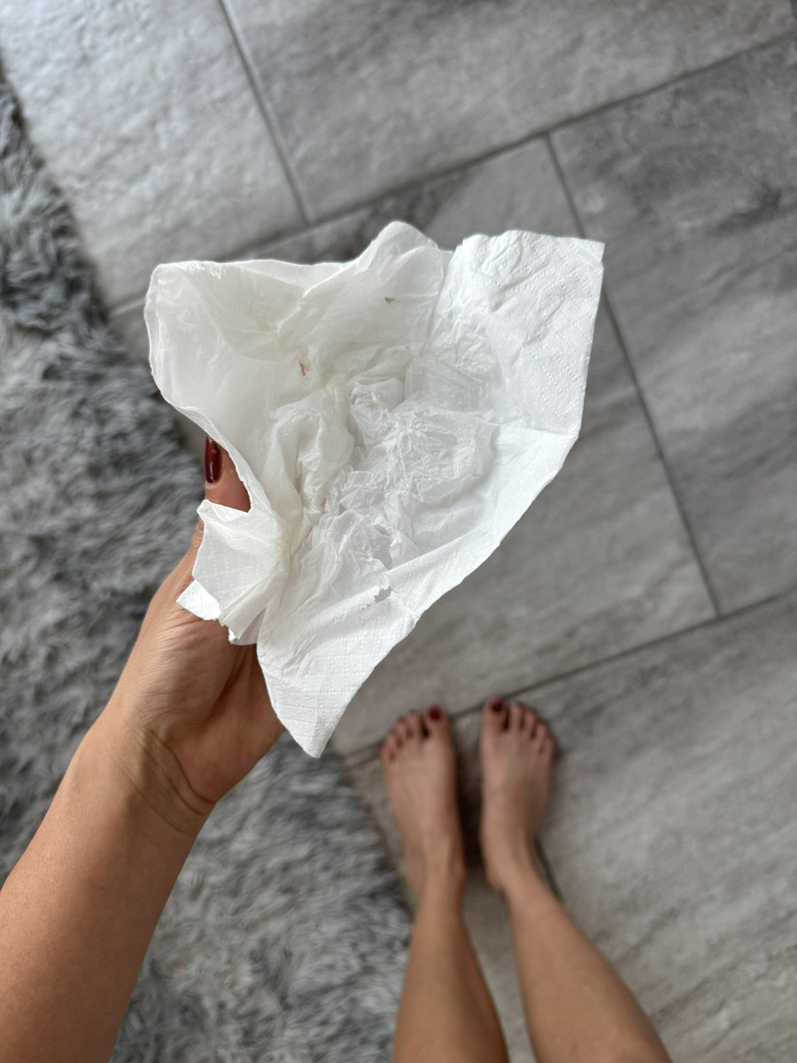 Pañuelo usado por mi, un sueño para ti.
Si, me soné con el. Si, tiene mis mocos por todos lados y sí, está a la venta. DM 😌