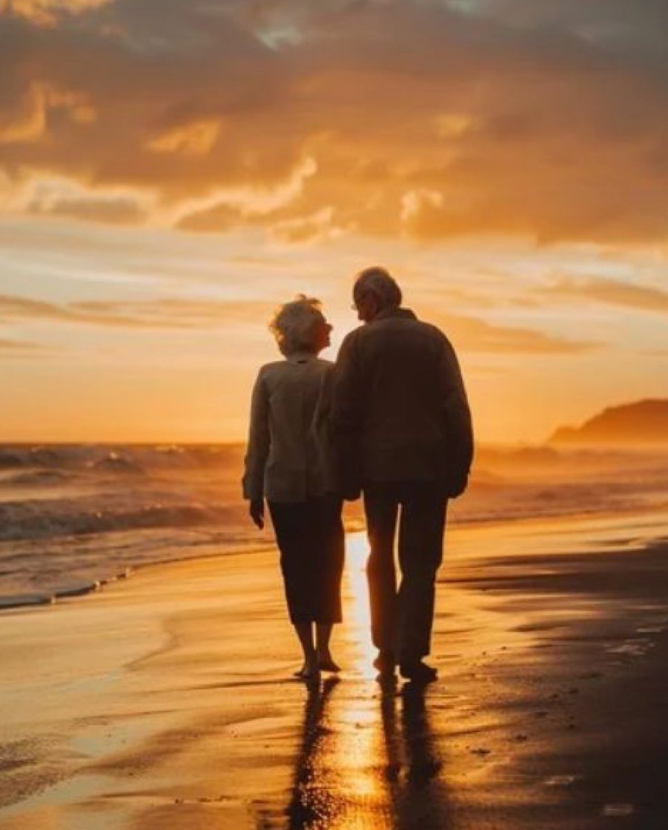 aesquinca's tweet photo. #ElPoderDelSonido 🔊 21 mayo
Elegir una pareja no es solo una decisión emocional: es una elección que puede definir la dirección entera de su vida. Una buena pareja no solo suma, sino que potencia, impulsa, cuida, confronta con amor cuando es necesario y celebra sus triunfos como si fueran propios. 
Caminar junto a alguien así, no significa que todo será perfecto, pero sí que habrá amor, respeto, construcción y un propósito compartido.
En cambio, si usted hace una mala elección, puede drenar su energía, apagar su voz y erosionar su autoestima día con día. Cuando usted comparte su vida con quien no lo valora, no lo escucha o lo arrastra a sus heridas no resueltas, el amor se vuelve una carga. Y esa carga se filtra en su salud, en sus metas, en sus éxitos profesionales, en sus ambiciones y en su paz física y mental. A veces, usted ni siquiera se da cuenta del daño, hasta que le cuesta reconocerse frente al espejo.
Por eso, elegir bien a una pareja, no es un acto de romanticismo ingenuo, es un acto de amor propio. Una decisión que debe nacer desde la consciencia, no desde la carencia, la necesidad, la prisa, la desesperación o el miedo a la soledad. Porque la pareja que usted elija, será en gran parte, el espejo donde podrá ver esas partes que necesita sanar, qué lecciones debe aún de aprobar y en donde usted podrá aprender a verse… o a perderse.
La pareja le ayuda a destruirse o a construirse, elija bien. 
SARASWATI 🙏🏻📿