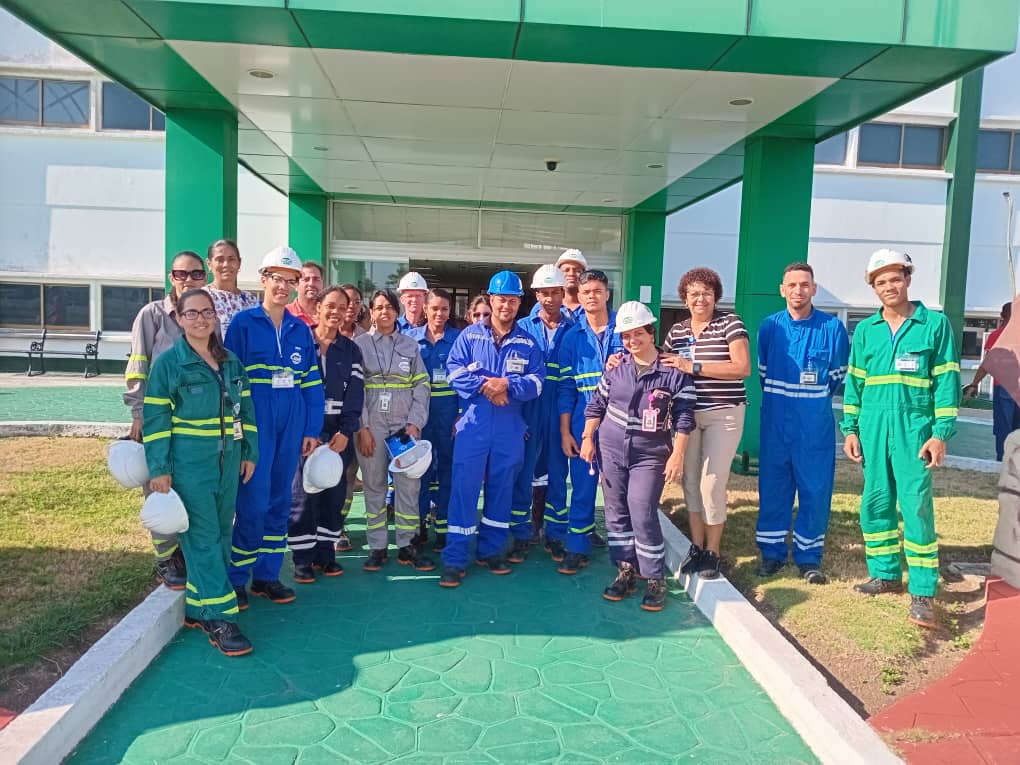 Como parte del plan de atención y preparación a jóvenes en la Refinería de #Cienfuegos, se realiza visita al sitial histórico y un recorrido por todas las plantas de la industria. A cargo de esta preparación, el Director de MCP , Osvaldo Mur González.
<a href="/EnergiaMinasCub/">Ministerio de Energía y Minas de Cuba 🇨🇺</a> <a href="/OSDE_UNE/">Unión Eléctrica de Cuba</a>