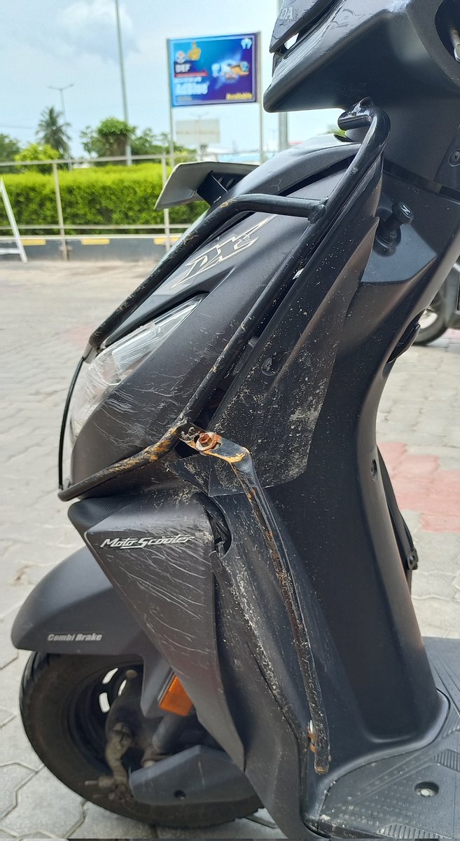 Karthi_Wanders's tweet photo. #AckoInsuranceClaim #AckoInsurance
போனவாரம் ட்ரிப் போயிட்டு ரிட்டர்ன் வரும்போது NH ல இருந்து சர்வீஸ் ரோடுல இறங்கும்போது, ரோடு சரியா இல்லாததால பைக் ஸ்கிட் ஆகி ஃப்ரெண்ட் கீழ விழுந்துட்டான், நல்ல வேலையா ஓட்டுனவனுக்கும் பின்னாடி இருந்த பிரெண்ட் க்கும் எதுவும் ஆகல. ஆனா என் Dio bike https://t.co/JHX7hcnVmS