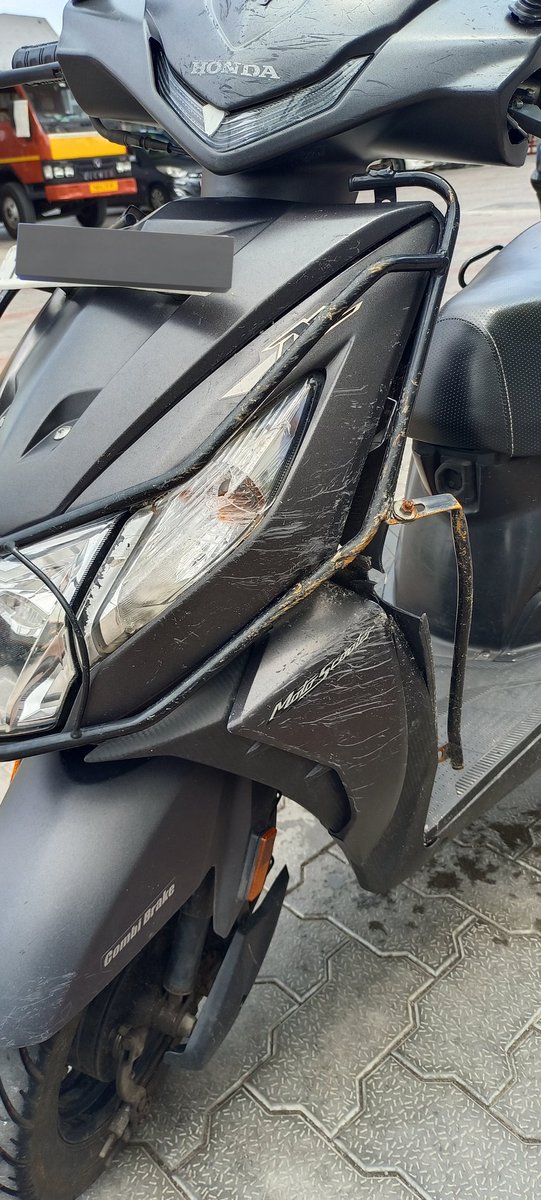 Karthi_Wanders's tweet photo. #AckoInsuranceClaim #AckoInsurance
போனவாரம் ட்ரிப் போயிட்டு ரிட்டர்ன் வரும்போது NH ல இருந்து சர்வீஸ் ரோடுல இறங்கும்போது, ரோடு சரியா இல்லாததால பைக் ஸ்கிட் ஆகி ஃப்ரெண்ட் கீழ விழுந்துட்டான், நல்ல வேலையா ஓட்டுனவனுக்கும் பின்னாடி இருந்த பிரெண்ட் க்கும் எதுவும் ஆகல. ஆனா என் Dio bike https://t.co/JHX7hcnVmS