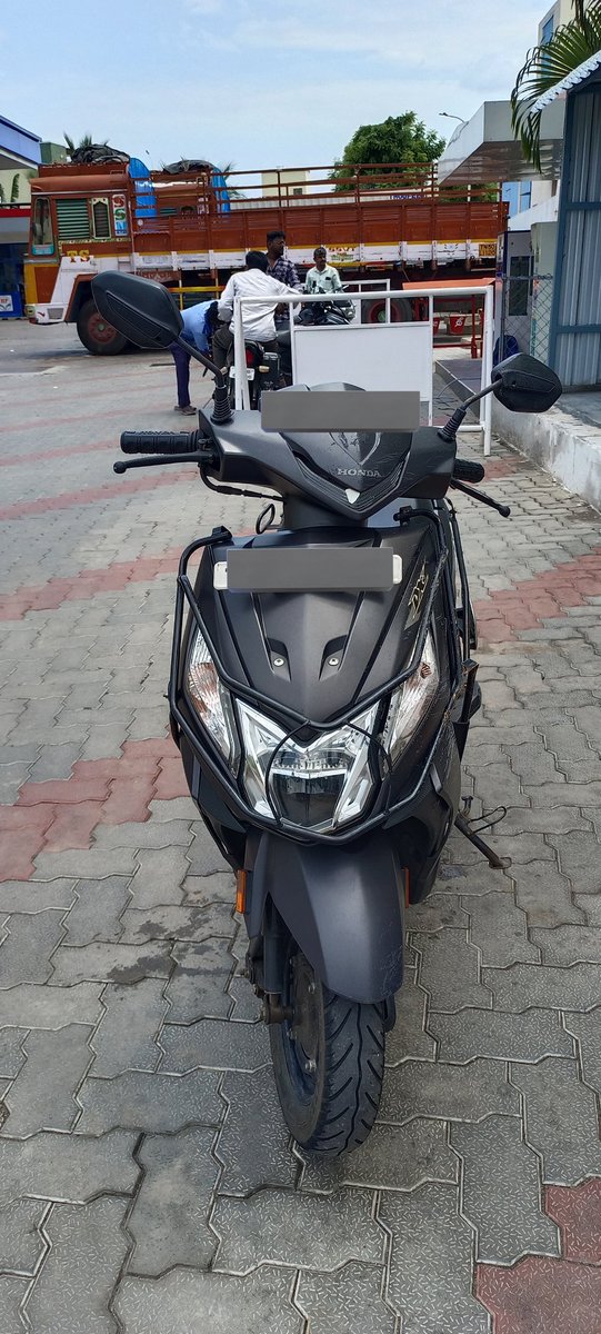 Karthi_Wanders's tweet photo. #AckoInsuranceClaim #AckoInsurance
போனவாரம் ட்ரிப் போயிட்டு ரிட்டர்ன் வரும்போது NH ல இருந்து சர்வீஸ் ரோடுல இறங்கும்போது, ரோடு சரியா இல்லாததால பைக் ஸ்கிட் ஆகி ஃப்ரெண்ட் கீழ விழுந்துட்டான், நல்ல வேலையா ஓட்டுனவனுக்கும் பின்னாடி இருந்த பிரெண்ட் க்கும் எதுவும் ஆகல. ஆனா என் Dio bike https://t.co/JHX7hcnVmS