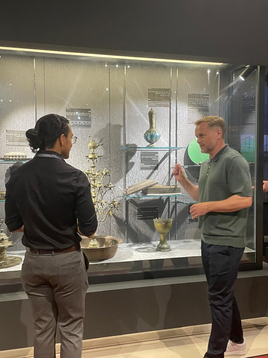 ލިވާރޕޫލް ފުޓުބޯޅަ ކްލަބްގެ ސީނިއަރ އޮފިޝަލުން ޤައުމީ ދާރުލްއާސާރަށް މިއަދު ކުރި ޒިޔާރަތުގެ ތެރެއިން

Senior officials from Liverpool Football Club (LFC) visited the National Museum today.

<a href="/HeritageMv/">National Centre for Cultural Heritage</a> 
<a href="/MoDLCH/">Ministry of Dhivehi Language, Culture and Heritage</a> 
@mmprc_corporate