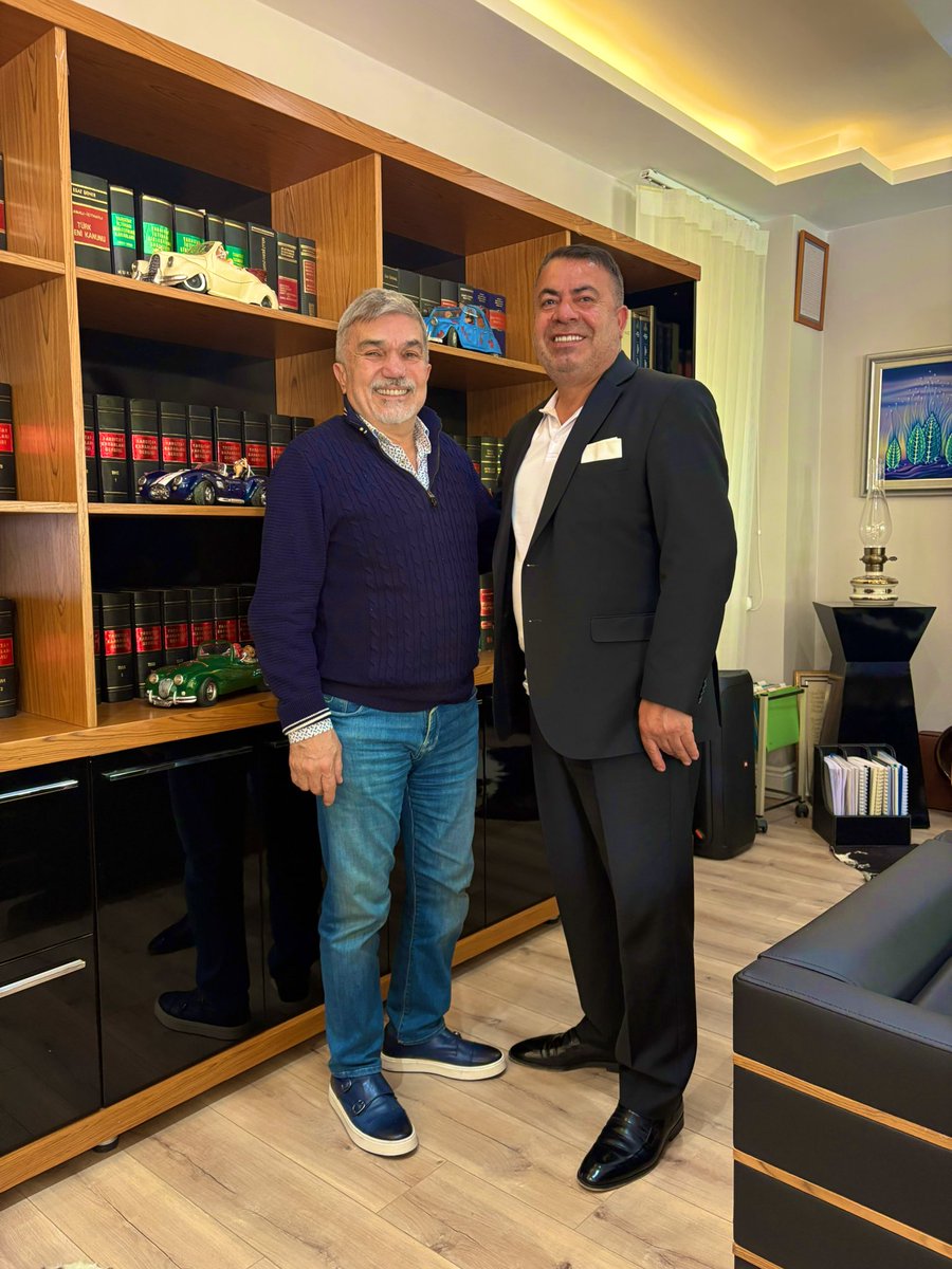 “50 YAŞINDA,ALDATMAYARAK RAHAT UYUMAYI,GÜVENEREK HUZURLU OLMAYI,ÜRETEREK GENÇ KALMAYI,PAYLAŞARAK MUTLU YAŞAMAYI ÖĞRENDIM.”
Prof.Dr.SABÂ ÖZMEN
Ülkemizin medarıiftiharı engin nosyonlu kıymetli hukukçu dostumu makamında ziyarette bulundum.Hoşsohbeti&amp; misafirperverliğine teşekkürler.