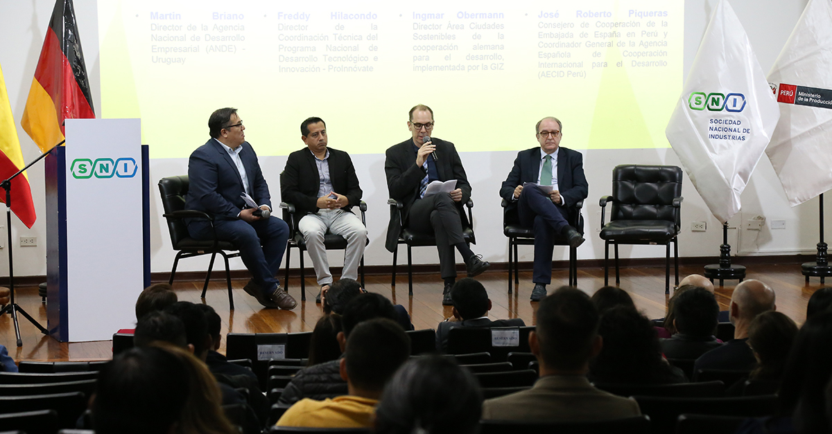 CITEccal's tweet photo. 😉 UT Textil presentó productos elaborados con mermas de producción durante el evento de lanzamiento de los nuevos servicios enfocados en economía circular que ofrecerá el ITP
#NotaDePrensa: https://t.co/Ww2zx3Ut1N https://t.co/DiIuBONprk