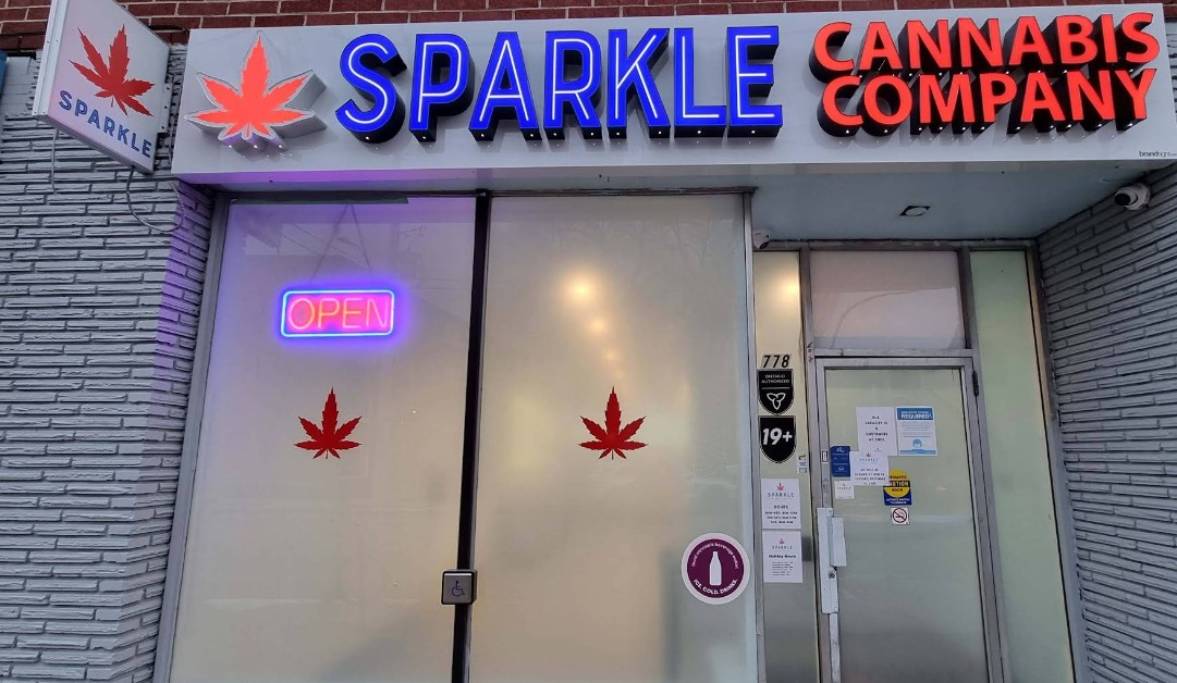 JBest82812's tweet photo. Hamilton mountain cannabis store robbed at gunpoint
https://t.co/2akLG8vU0g
@HamiltonPolice #Hamont #BurlON #HamPolice https://t.co/K2hd5NidWR