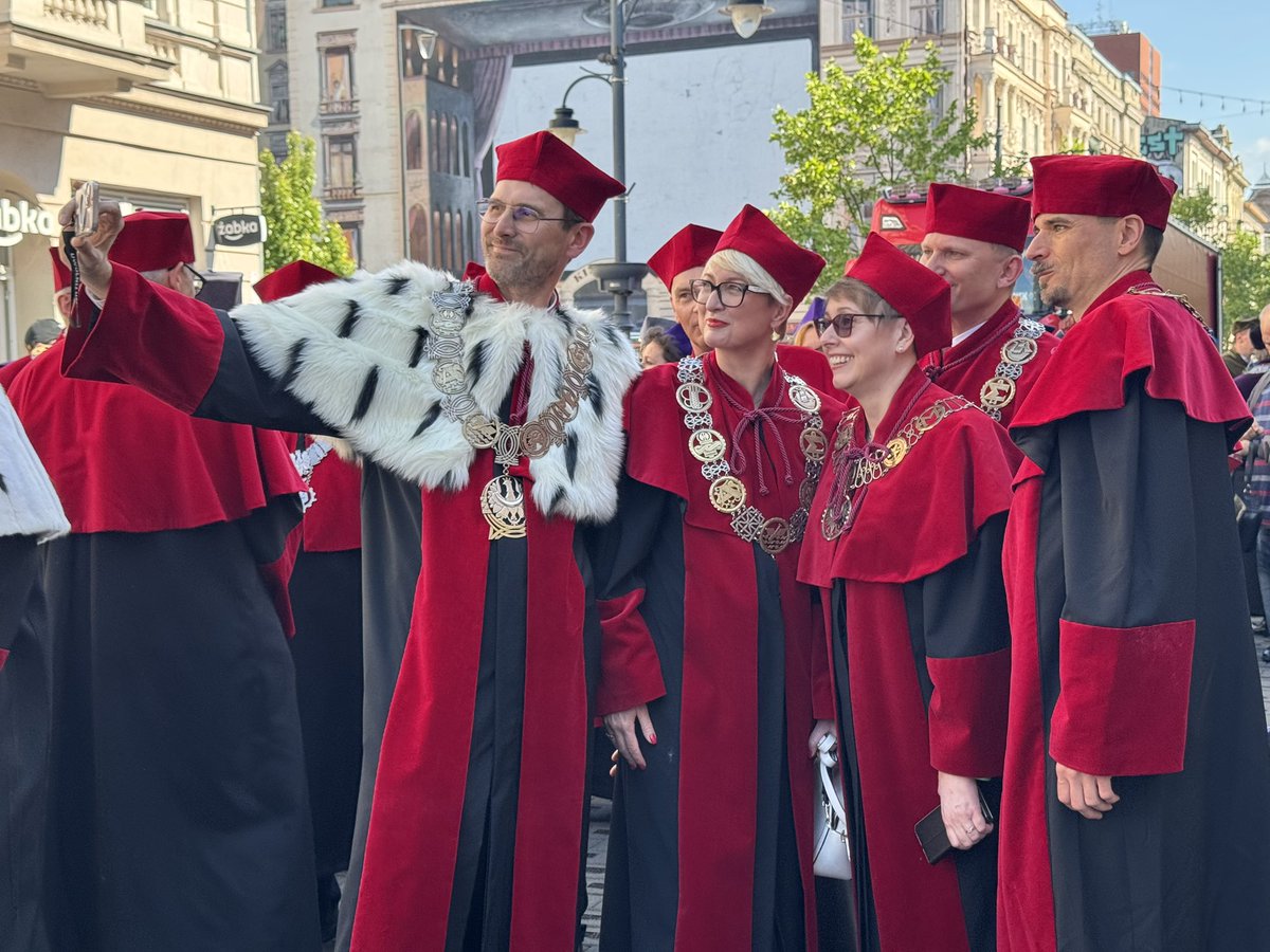Biuro Prasowe UniLodz (@unilodz) on Twitter photo Rozpoczynamy sezon juwenaliowy w Łodzi💪😄Właśnie ruszył barwny pochód łódzkich uczelni🎉Rektor #UniLodz podczas briefingu zachęcił do udziału w jubileuszowych wydarzeniach na uniwersytecie, które już w przyszłym tygodniu. <a href="/tvp_3/">TVP3</a> <a href="/Miasto_Lodz/">Łódź</a> <a href="/lodzkocham/">Kocham Łódź</a> <a href="/radiolodz/">Radio Łódź</a> <a href="/PAPinformacje/">PAP</a> Rozpoczynamy sezon juwenaliowy w Łodzi💪😄Właśnie ruszył barwny pochód łódzkich uczelni🎉Rektor #UniLodz podczas briefingu zachęcił do udziału w jubileuszowych wydarzeniach na uniwersytecie, które już w przyszłym tygodniu. <a href="/tvp_3/">TVP3</a> <a href="/Miasto_Lodz/">Łódź</a> <a href="/lodzkocham/">Kocham Łódź</a> <a href="/radiolodz/">Radio Łódź</a> <a href="/PAPinformacje/">PAP</a>
