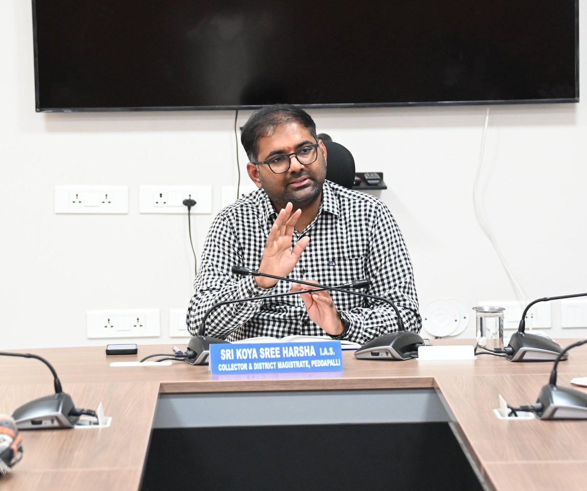 పెద్దపల్లి, మే - 21:
-------------------------------------

*క్లిష్టమైన శస్త్ర చికిత్సను విజయవంతంగా పూర్తి చేసిన వైద్య బృందానికి అభినందనలు - జిల్లా ఆసుపత్రి సూపరింటెండెంట్ డాక్టర్ శ్రీధర్*
-------------------------------------

 క్లిష్టమైన శస్త్ర చికిత్సలను విజయవంతంగా  జిల్లా