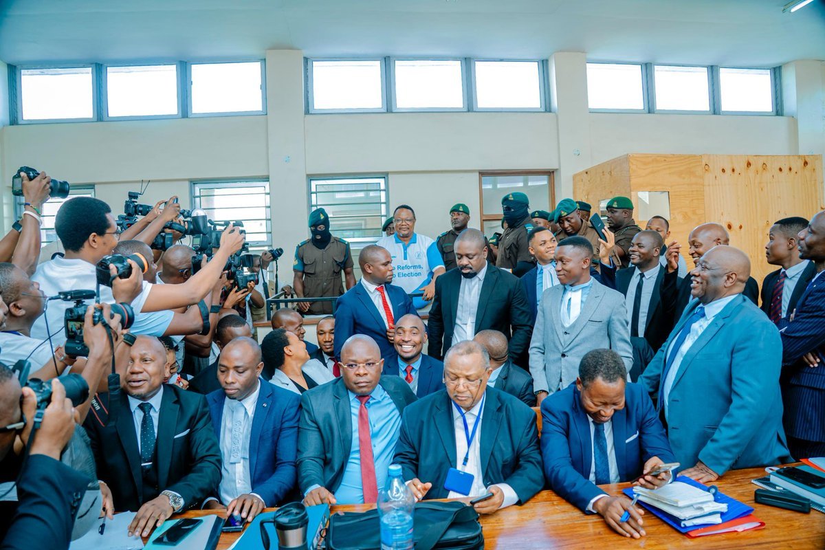 ExMayorUbungo's tweet photo. "KISUTU HATOKI MTU"

Naam naleta mrejesho wa mtanange wa akili na mamlaka ndani Viwanja vya Hakimu Mkazi Mahakama ya Kisutu.

Kisutu, Kisutu, Kisutu ndiyo Jina linalo vuma na kuvutia kwa sasa. Dunia nzima inataka kujua kesi ya mwanasheria, mwanasiasa nguli na kiongozi wa upinzani nchini Tanzania Tundu Antipas Mughwai Lissu juu ya hatima yake.

1.UPANDE WA JAMHURI 

Uliwakilishwa na jumla ya Mawakili watano, Nassoro Katuga Wakili wa serikali Mkuu, Job Mrema Wakili wa Serikali Mkuu,Tawabu Issa Wakili wa Serikali, Harrison Lukosi Wakili wa Serikali na Cuthbert Mbilinyi Wakili wa serikali.

Wakili Nassoro Katuga ndiyo alikuwa Mzungumzaji Mkuu kwa jopo lao sauti ya taratibu yenye kumbeleleza kiti cha Hakimu.

Wenzie wanne walionekana watulivu huku Wakili Job Mrema akionekana mwenye wasiwasi usoni na udadisi wa kufungua hiki na kile angalau awe bize.

2.THE WOLVES (Mbwa Mwitu) 

Walikuwa jumla ya mawakili 22 huku mawakili watatu viongozi wa Jopo Wakili Mzee Mpare Mpoki, Wakili Dr. Lugemeleza Nshala na Wakili Peter Kibatala.

Wingi wa mawakili 22 mbele ya Mahakama ni sababu ya uchache wa mabenchi ya kukalia mawakili kiasi Wakili Jeremiah Mtobesya wa upande wa utetezi alikosa pakukaa akajikuta anaenda kukaa katika benchi la mawakili wa Jamhuri ili aweze kusikiliza kesi.

Mawakili wengine walikuwa bize nyuma kufungua vitabu na rejea mbalimbali kisha kutembeza nyaraka kutoka nyuma kwenda mbele.

3.MSHTAKIWA

Kama Kawaida yake Tundu Lissu aliingia kwa uchangamfu Mahakamani mwenye bashasha, kishindo na kujiamini

Kwanza akazimua ile Kauli mbiu maarufu ya "No Reforms No Election" kisha ikapigwa 'Pipooozi' ukumbi wote ukaitika 'Pawaaaa'.

Kuashiria moto wa kisheria unaenda kuwaka Mahakamani.

Tukio la kuvutia ni pale Hakimu alipoagiza mshtakiwa Tundu Lissu apewe nafasi ndani ya chumba cha Mahakama cha kuteta na Mawakili wake kwa faragha.

Basi watu wote wakiwa wametolewa nje ya ukumbi wa Mahakama, Tundu Lissu amebakia yeye na Mawakili huku askari Magereza wakiwa mbali kidogo kuhakikisha wanaliona lindo lao lakini wanawachia faragha.

Badala ya Mawakili kuanza kumuelewesha mwenendo wa Kesi Mtuhumiwa (Tundu Lissu)

Ni Lissu ndiyo alikuwa amezungukwa na Jopo lote la Mawakili 22 wa utetezi analipiga shule mfano wa kocha wa Arsenal Mikel Arteta akiwa anaongea na wachezaji wake chumba cha kubadilishia nguo half time.

Tundu Lissu anakamata vitabu mbalimbali na vifungu vyake nakueleza vitakavyotumika, namna ya kutengeneza maswali, namna ya kurejea lesi zote za uhaini na mwisho akashika katiba ya Nchi akawa anawaambia "Humu hatoki mtu" × 3

Huku Mawakili wake wote wa Utetezi wakiwa wanatingisha vichwa ishara ya somo kuwaingia akilini.

4.MAGEREZA 

Kama kawaida kikosi cha KM kinachosafirisha misafara ya mahabusu au wafungwa maarufu (VIPs) au hatarishi kilifika mapema sana Mahakama ya Kisutu

Wakiwa na Landcruiser hardtop 2 moja yenye vioo vyeusi hadi mbele ndiyo ilimpakia Tundu Lissu,Toyota Hilux single cabin yenye section ya polisi 10 kwa ajili ya kufungua njia mbele  na nyuma kabisa palikuwa na basi kubwa la Magereza lililobeba askari maalum wa KM

Kizimbani pekee yake Tundu Lissu alikuwa chini ya ulinzi wa KM wa Magereza 15 wakiwa wamevalia kininja, ukumbi wa Mahakama ulikuwa na maafisa wa  Megereza wenye nyota moja hadi 3 kama 7 wakiwa na machale muda wote kuangaza kila pande.

5.WADUNGUAJI

Juu ya Paa la Mahakama ya Kisutu walikuwa KM kama 8 wenye silaha nzito kama siyo AK 47 zile basi irakuwa ni SMG wakiwa wanafanya doria kwa mbwembwe za kupisha mmoja anakuja, mmoja anaenda wakiwa wamevalia Kininja pia na miwani nyeusi kujihami kanakwamba walikuwa na taarifa kuwa vijana wa ulinzi HAMASA wa CHADEMA walikuwa na mpango wa kumtorosha Mwenyekiti wao.

6.WAGENI WA KITAIFA NA KIMATAIFA

Kesi yenye mvuto wa aina yake umefanya wazee maarufu Tanzania waachie vitanda alfajiri wawahi Kisutu kushuhudia kesi ya kihistoria kama Dkt. Slaa, Askofu Mwamakula, Jenerali Ulimwengu, Prof. Lwaitama..

7.WAGENI

Kesi ya Tundu Lissu inawaleta majaji wakuu wawili wa Kenya kortini kushuhudia umakini wa Mahakama zetu. Jaji  Mkuu Mstaafu wa Kenya Willy Mutunga anazuiwa uwanja wa ndege wa Mwl. Nyerere huku Jaji Mkuu Mstaafu wa Kenya David Maraga anafanikiwa kupita na kutinga katika chumba cha Mahakama wakati Kesi ya Tundu Lissu inaendelea.

Martha Karua alizuiwa uwanja wa ndege na kurejeshwa kwao Kenya. Boniface Mwangi alikamatwa hoteli ya Serena na kupelekwa mahabusu ya polisi. Pia, mwanasheria Agatha naye alifikishwa mamlaka za uhamiaji.

Mabalozi wa Jumuiya ya Ulaya Wanapeana zamu kama kawaida yao. Leo akienda Ujerumani, Canada na Marekani basi awamu ijayo wanakuja ubalozi wa Sweden, Norway, Belgium, na Finland.

8.JESHI LA POLISI 

Baada ya kuambiwa na mahakama wawaache wasikilizaji wa kesi waje mahakamani bado Jeshi la Polisi haliamini kama wasikilizaji wa kesi wanaweza kwenda Kisutu wakahudhuria kesi huku kesi zingine zikiendelea bila bughudha, vurugu au fujo Mahakamani 

Bado wanaleta Toyota Hilux single Cabin yenye Section ya Polisi 10 Kama 10 Zinakaa kila Upande wa Mahakama, Askari wengine kama 160 wameshuka kukaa barabara zote za kuingia Kisutu huku wengine wakikaba geti Kuu la kuingilia Kisutu 

Makachero wa Jeshi la Polisi wakitimba hadi ndani ya chumba cha Mahakama na wanachukua benchi zima la nyuma kwa pamoja na kushuhudia kila kinachoendelea ndani.

9.WANANCHI

Wananchi waliojitokeza Mahakamani kwa hesabu za haraka haraka waliokuwa nje na ndani wanaweza kufika isadi ya watu 2,000. Nilipenda jinsi walivyojiratibu na kujipanga bila kusubiri maelekezo ya Polisi 

Walichagua watu wachache wa kuingia ndani ukumbi namba moja kwa kuwa ulikuwa na uwezo wa kubeba watu 80 tu.

Wakachagua watu waakiba (reserve) wakukaa katika banda la kusubiria kesi kuitwa ndani ya parking ya Mahakama na wengi zaidi walikaa nje kwa umoja wakijitenga na Polisi ili kuzuia Vurugu.

Polisi wakajikuta kwa mara ya kwanza wamekosa kazi ya kufanya kisutu wakabakia kuwa mashuhuda na waliondoka Mahakamani bila kukamata mtu hata mmoja au kupiga bomu la machozi kwa sababu ya akili kubwa za wananchi jana.

10.UBWABWA

Si unajua tena kuna watu Duniani wameumbwa kusaidia Jamii na kupinga dhuruma tu. Ndiyo mwananchi mmoja alivyotimba pande za Kisutu na wali nyama wa wakutosha watu 3,000 majira ya saa 7:00 mchana.

Kilichovutia zaidi katika ubwabwa ulikuwa haugawiwi kwa ubaguzi au kwa vigezo kiasi wapita njia pale Mahakamani nao walipanga foleni wakapata chakula..

Baadhi ya manjagu ambao lindo lao lipo nyuma ya Mahakama na upeo mabosi zao ulipokuwa mbali na wao walidaka sahani moja moja Wakajumuika na Watanzania kupiga ubwabwa.

Kila aliyeonja aliishia kusifia roho nzuri ya msamaria mwema huyo ambaye hakutaka atajwe Jina na mpishi alivyojua kutengeneza combination ya mchele, mafuta na chumvi halafu akaja kuua na rosti ya nyama. Kila mtu akajikuta anatoa ahadi ya kurudi Mahakamani 02 June 2025.

11.KESI YA MSINGI 

Kawaida kesi ya Uhaini inayomkabili Tundu Lissu ilikuja kwa ajili ya kutajwa tu kwa kuwa upande wa Jamhuri walikuwa hawajakamilisha upelelezi wao.

Kesi za kawaida zikiwa zimekuja Mahakamani kwa ajili ya kutajwa Mahakamani zinatumia dakika 5 hadi 7 kumalizika au kuhairishwa

Lakini kesi ya uhaini ya Tundu Lissu imetufundisha kuwa ni ngoma ya mtoto pekee yake ndiyo haikeshi. Kutajwa tu kwa kesi kumetumia muda wa saa moja na nusu. Hatari sana.

Upande wa mashtaka ndiyo ulikuwa wa kwanza kusimama na kujieleza kisha kusema kuwa wanaomba tarehe nyingine baada ya siku 14.

Ilikuwa ni kama walichokoza vita kwa upande wa utetezi na upande wa utetezi wakajibu mapigo kiutu uzima na kwamba wasichukuliwe poa.

Wakaja na hoja 3 kubwa, moja ilikuwa hakuna kuhairisha kama hawasemi upelelezi umefikia wapi na hatua gani, kwa kuwa kulikuwa na amri ya Mahakama ya kutaka kuletwe taarifa kamili kuhusu upelelezi ulipokuwa umefikia.

Hoja pili ilikuwa ni kutaka Tundu Lissu asizingirwe na ulinzi akiwa kizimbani kwa kuwa bado hajakutwa na hatia na kama katiba inavyosema katika ibara ya 13 (6b) (The doctrine of innocence)

Hoja ya tatu ilikuwa ni kuomba Mahakama iruhusu kesi iendeshwe katika Mahakama ya wazi  

Na Jamaa hoja zao zote 3 zilitoboa ikiwemo ya kuleta taarifa Mahakamani kuhusu Upelelezi ulipofikia.

MWISHO
Kwa utamu wa hii kesi na namna watu walivyojipanga kwa mapambano ya kisheria, nikiona Wakenya wanasafiri kuja Tanzania kufuatilia hii kesi wala sishangai.

Nashauri serikali isizuie watu Uwanja wa ndege kujakufuatilia kesi ya Tundu Lissu. Tuchukue kesi ya Tundu Lissu kama utalii wa Kimahakama. Tunaweza Kukuta Kisutu imeingiza pesa kuliko Mlima kilimanjaro kwa Kesi hii moja tuhl.

Tukutane Tarehe 02 June 2025