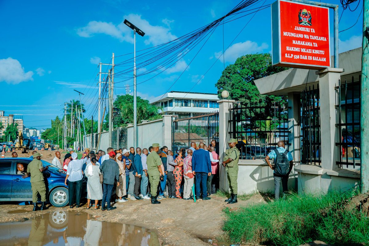 ExMayorUbungo's tweet photo. "KISUTU HATOKI MTU"

Naam naleta mrejesho wa mtanange wa akili na mamlaka ndani Viwanja vya Hakimu Mkazi Mahakama ya Kisutu.

Kisutu, Kisutu, Kisutu ndiyo Jina linalo vuma na kuvutia kwa sasa. Dunia nzima inataka kujua kesi ya mwanasheria, mwanasiasa nguli na kiongozi wa upinzani nchini Tanzania Tundu Antipas Mughwai Lissu juu ya hatima yake.

1.UPANDE WA JAMHURI 

Uliwakilishwa na jumla ya Mawakili watano, Nassoro Katuga Wakili wa serikali Mkuu, Job Mrema Wakili wa Serikali Mkuu,Tawabu Issa Wakili wa Serikali, Harrison Lukosi Wakili wa Serikali na Cuthbert Mbilinyi Wakili wa serikali.

Wakili Nassoro Katuga ndiyo alikuwa Mzungumzaji Mkuu kwa jopo lao sauti ya taratibu yenye kumbeleleza kiti cha Hakimu.

Wenzie wanne walionekana watulivu huku Wakili Job Mrema akionekana mwenye wasiwasi usoni na udadisi wa kufungua hiki na kile angalau awe bize.

2.THE WOLVES (Mbwa Mwitu) 

Walikuwa jumla ya mawakili 22 huku mawakili watatu viongozi wa Jopo Wakili Mzee Mpare Mpoki, Wakili Dr. Lugemeleza Nshala na Wakili Peter Kibatala.

Wingi wa mawakili 22 mbele ya Mahakama ni sababu ya uchache wa mabenchi ya kukalia mawakili kiasi Wakili Jeremiah Mtobesya wa upande wa utetezi alikosa pakukaa akajikuta anaenda kukaa katika benchi la mawakili wa Jamhuri ili aweze kusikiliza kesi.

Mawakili wengine walikuwa bize nyuma kufungua vitabu na rejea mbalimbali kisha kutembeza nyaraka kutoka nyuma kwenda mbele.

3.MSHTAKIWA

Kama Kawaida yake Tundu Lissu aliingia kwa uchangamfu Mahakamani mwenye bashasha, kishindo na kujiamini

Kwanza akazimua ile Kauli mbiu maarufu ya "No Reforms No Election" kisha ikapigwa 'Pipooozi' ukumbi wote ukaitika 'Pawaaaa'.

Kuashiria moto wa kisheria unaenda kuwaka Mahakamani.

Tukio la kuvutia ni pale Hakimu alipoagiza mshtakiwa Tundu Lissu apewe nafasi ndani ya chumba cha Mahakama cha kuteta na Mawakili wake kwa faragha.

Basi watu wote wakiwa wametolewa nje ya ukumbi wa Mahakama, Tundu Lissu amebakia yeye na Mawakili huku askari Magereza wakiwa mbali kidogo kuhakikisha wanaliona lindo lao lakini wanawachia faragha.

Badala ya Mawakili kuanza kumuelewesha mwenendo wa Kesi Mtuhumiwa (Tundu Lissu)

Ni Lissu ndiyo alikuwa amezungukwa na Jopo lote la Mawakili 22 wa utetezi analipiga shule mfano wa kocha wa Arsenal Mikel Arteta akiwa anaongea na wachezaji wake chumba cha kubadilishia nguo half time.

Tundu Lissu anakamata vitabu mbalimbali na vifungu vyake nakueleza vitakavyotumika, namna ya kutengeneza maswali, namna ya kurejea lesi zote za uhaini na mwisho akashika katiba ya Nchi akawa anawaambia "Humu hatoki mtu" × 3

Huku Mawakili wake wote wa Utetezi wakiwa wanatingisha vichwa ishara ya somo kuwaingia akilini.

4.MAGEREZA 

Kama kawaida kikosi cha KM kinachosafirisha misafara ya mahabusu au wafungwa maarufu (VIPs) au hatarishi kilifika mapema sana Mahakama ya Kisutu

Wakiwa na Landcruiser hardtop 2 moja yenye vioo vyeusi hadi mbele ndiyo ilimpakia Tundu Lissu,Toyota Hilux single cabin yenye section ya polisi 10 kwa ajili ya kufungua njia mbele  na nyuma kabisa palikuwa na basi kubwa la Magereza lililobeba askari maalum wa KM

Kizimbani pekee yake Tundu Lissu alikuwa chini ya ulinzi wa KM wa Magereza 15 wakiwa wamevalia kininja, ukumbi wa Mahakama ulikuwa na maafisa wa  Megereza wenye nyota moja hadi 3 kama 7 wakiwa na machale muda wote kuangaza kila pande.

5.WADUNGUAJI

Juu ya Paa la Mahakama ya Kisutu walikuwa KM kama 8 wenye silaha nzito kama siyo AK 47 zile basi irakuwa ni SMG wakiwa wanafanya doria kwa mbwembwe za kupisha mmoja anakuja, mmoja anaenda wakiwa wamevalia Kininja pia na miwani nyeusi kujihami kanakwamba walikuwa na taarifa kuwa vijana wa ulinzi HAMASA wa CHADEMA walikuwa na mpango wa kumtorosha Mwenyekiti wao.

6.WAGENI WA KITAIFA NA KIMATAIFA

Kesi yenye mvuto wa aina yake umefanya wazee maarufu Tanzania waachie vitanda alfajiri wawahi Kisutu kushuhudia kesi ya kihistoria kama Dkt. Slaa, Askofu Mwamakula, Jenerali Ulimwengu, Prof. Lwaitama..

7.WAGENI

Kesi ya Tundu Lissu inawaleta majaji wakuu wawili wa Kenya kortini kushuhudia umakini wa Mahakama zetu. Jaji  Mkuu Mstaafu wa Kenya Willy Mutunga anazuiwa uwanja wa ndege wa Mwl. Nyerere huku Jaji Mkuu Mstaafu wa Kenya David Maraga anafanikiwa kupita na kutinga katika chumba cha Mahakama wakati Kesi ya Tundu Lissu inaendelea.

Martha Karua alizuiwa uwanja wa ndege na kurejeshwa kwao Kenya. Boniface Mwangi alikamatwa hoteli ya Serena na kupelekwa mahabusu ya polisi. Pia, mwanasheria Agatha naye alifikishwa mamlaka za uhamiaji.

Mabalozi wa Jumuiya ya Ulaya Wanapeana zamu kama kawaida yao. Leo akienda Ujerumani, Canada na Marekani basi awamu ijayo wanakuja ubalozi wa Sweden, Norway, Belgium, na Finland.

8.JESHI LA POLISI 

Baada ya kuambiwa na mahakama wawaache wasikilizaji wa kesi waje mahakamani bado Jeshi la Polisi haliamini kama wasikilizaji wa kesi wanaweza kwenda Kisutu wakahudhuria kesi huku kesi zingine zikiendelea bila bughudha, vurugu au fujo Mahakamani 

Bado wanaleta Toyota Hilux single Cabin yenye Section ya Polisi 10 Kama 10 Zinakaa kila Upande wa Mahakama, Askari wengine kama 160 wameshuka kukaa barabara zote za kuingia Kisutu huku wengine wakikaba geti Kuu la kuingilia Kisutu 

Makachero wa Jeshi la Polisi wakitimba hadi ndani ya chumba cha Mahakama na wanachukua benchi zima la nyuma kwa pamoja na kushuhudia kila kinachoendelea ndani.

9.WANANCHI

Wananchi waliojitokeza Mahakamani kwa hesabu za haraka haraka waliokuwa nje na ndani wanaweza kufika isadi ya watu 2,000. Nilipenda jinsi walivyojiratibu na kujipanga bila kusubiri maelekezo ya Polisi 

Walichagua watu wachache wa kuingia ndani ukumbi namba moja kwa kuwa ulikuwa na uwezo wa kubeba watu 80 tu.

Wakachagua watu waakiba (reserve) wakukaa katika banda la kusubiria kesi kuitwa ndani ya parking ya Mahakama na wengi zaidi walikaa nje kwa umoja wakijitenga na Polisi ili kuzuia Vurugu.

Polisi wakajikuta kwa mara ya kwanza wamekosa kazi ya kufanya kisutu wakabakia kuwa mashuhuda na waliondoka Mahakamani bila kukamata mtu hata mmoja au kupiga bomu la machozi kwa sababu ya akili kubwa za wananchi jana.

10.UBWABWA

Si unajua tena kuna watu Duniani wameumbwa kusaidia Jamii na kupinga dhuruma tu. Ndiyo mwananchi mmoja alivyotimba pande za Kisutu na wali nyama wa wakutosha watu 3,000 majira ya saa 7:00 mchana.

Kilichovutia zaidi katika ubwabwa ulikuwa haugawiwi kwa ubaguzi au kwa vigezo kiasi wapita njia pale Mahakamani nao walipanga foleni wakapata chakula..

Baadhi ya manjagu ambao lindo lao lipo nyuma ya Mahakama na upeo mabosi zao ulipokuwa mbali na wao walidaka sahani moja moja Wakajumuika na Watanzania kupiga ubwabwa.

Kila aliyeonja aliishia kusifia roho nzuri ya msamaria mwema huyo ambaye hakutaka atajwe Jina na mpishi alivyojua kutengeneza combination ya mchele, mafuta na chumvi halafu akaja kuua na rosti ya nyama. Kila mtu akajikuta anatoa ahadi ya kurudi Mahakamani 02 June 2025.

11.KESI YA MSINGI 

Kawaida kesi ya Uhaini inayomkabili Tundu Lissu ilikuja kwa ajili ya kutajwa tu kwa kuwa upande wa Jamhuri walikuwa hawajakamilisha upelelezi wao.

Kesi za kawaida zikiwa zimekuja Mahakamani kwa ajili ya kutajwa Mahakamani zinatumia dakika 5 hadi 7 kumalizika au kuhairishwa

Lakini kesi ya uhaini ya Tundu Lissu imetufundisha kuwa ni ngoma ya mtoto pekee yake ndiyo haikeshi. Kutajwa tu kwa kesi kumetumia muda wa saa moja na nusu. Hatari sana.

Upande wa mashtaka ndiyo ulikuwa wa kwanza kusimama na kujieleza kisha kusema kuwa wanaomba tarehe nyingine baada ya siku 14.

Ilikuwa ni kama walichokoza vita kwa upande wa utetezi na upande wa utetezi wakajibu mapigo kiutu uzima na kwamba wasichukuliwe poa.

Wakaja na hoja 3 kubwa, moja ilikuwa hakuna kuhairisha kama hawasemi upelelezi umefikia wapi na hatua gani, kwa kuwa kulikuwa na amri ya Mahakama ya kutaka kuletwe taarifa kamili kuhusu upelelezi ulipokuwa umefikia.

Hoja pili ilikuwa ni kutaka Tundu Lissu asizingirwe na ulinzi akiwa kizimbani kwa kuwa bado hajakutwa na hatia na kama katiba inavyosema katika ibara ya 13 (6b) (The doctrine of innocence)

Hoja ya tatu ilikuwa ni kuomba Mahakama iruhusu kesi iendeshwe katika Mahakama ya wazi  

Na Jamaa hoja zao zote 3 zilitoboa ikiwemo ya kuleta taarifa Mahakamani kuhusu Upelelezi ulipofikia.

MWISHO
Kwa utamu wa hii kesi na namna watu walivyojipanga kwa mapambano ya kisheria, nikiona Wakenya wanasafiri kuja Tanzania kufuatilia hii kesi wala sishangai.

Nashauri serikali isizuie watu Uwanja wa ndege kujakufuatilia kesi ya Tundu Lissu. Tuchukue kesi ya Tundu Lissu kama utalii wa Kimahakama. Tunaweza Kukuta Kisutu imeingiza pesa kuliko Mlima kilimanjaro kwa Kesi hii moja tuhl.

Tukutane Tarehe 02 June 2025