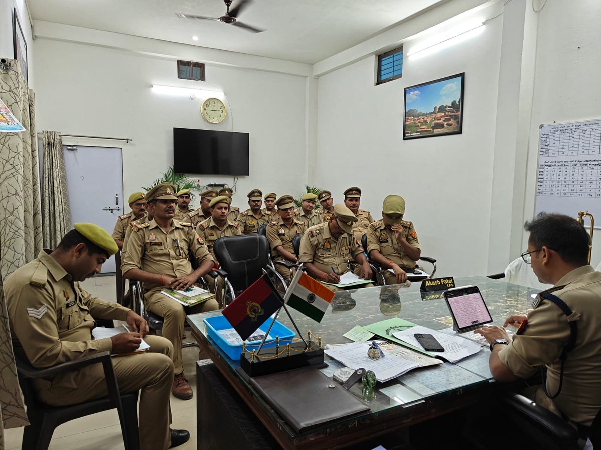 श्री आकाश पटेल, पुलिस उपायुक्त गोमती जोन द्वारा गोमती जोन के पिण्डरा सर्किल के समस्त थानों के विवेचकों के साथ अर्दली रूम किया गया, जिसमें लम्बित विवेचनाओं का गुणवत्तापूर्ण निस्तारण और अपराधियों की गिरफ्तारी आदि के संबंध में आवश्यक दिशा-निर्देश दिए गए #UPPolice