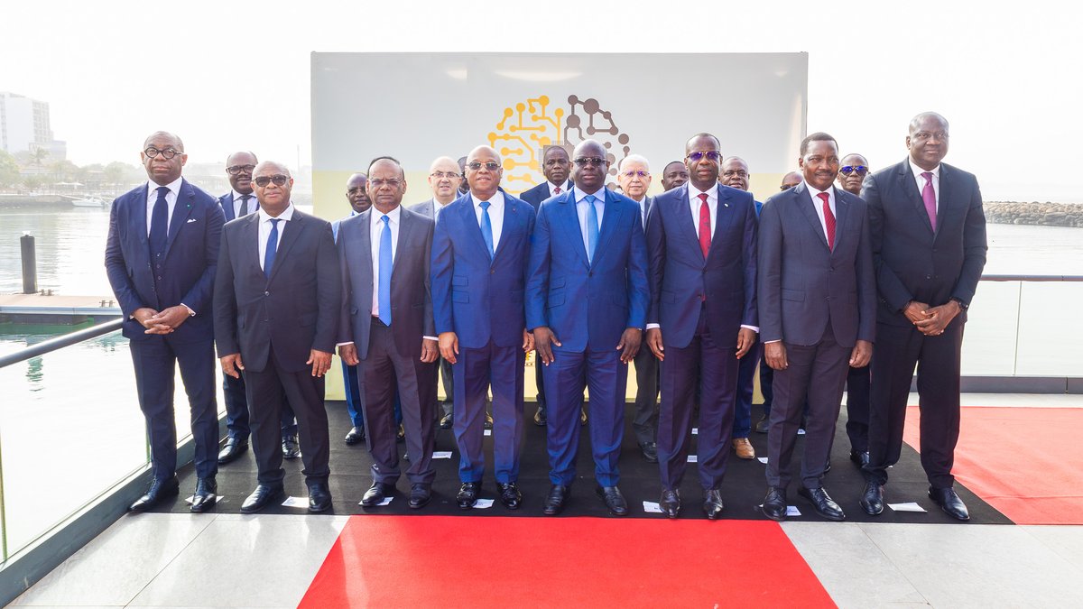 jckbrou's tweet photo. J’ai eu l’honneur de présider, ce 21 mai 2025 à Dakar, la Conférence internationale sur le thème : « L’intelligence artificielle : opportunités et défis pour les Banques Centrales ».

La rencontre était placée sous le parrainage du Premier Ministre de la République du Sénégal, son Excellence Monsieur Ousmane SONKO, représenté à cette occasion par le Ministre des Finances et du Budget. La Conférence a réuni des Gouverneurs et représentants de plusieurs Banques Centrales, des Institutions financières et académiques, ainsi que des Experts du secteur bancaire et financier, autour des enjeux liés à l’émergence de l’intelligence artificielle (IA), dans la mise en œuvre des politiques économiques, et de manière plus spécifique, dans les missions des Banques Centrales, surtout en matière de politique monétaire et de stabilité financière.

Cette Conférence vise à offrir un cadre d’échanges permettant aux Banques Centrales et Institutions partenaires de partager leurs expériences et réflexions, en vue de l’élaboration ou de l’enrichissement de leurs feuilles de route respectives en matière de déploiement de l’IA dans leurs activités.

L’intelligence artificielle (IA) constitue une révolution technologique majeure, dont les implications touchent déjà de nombreux secteurs. Pour les Banques Centrales, son appropriation, encore à un stade préliminaire, exige une approche rigoureuse, fondée sur une analyse stratégique et opérationnelle approfondie.
Dans cette perspective, la BCEAO a mis en place, en juillet 2024, le Comité de Réflexion sur l’Intelligence Artificielle (CRIA), chargé d’élaborer une feuille de route pour un déploiement maîtrisé et bénéfique de l’IA au sein de l’Institut d’émission.

#JeanClaudeKassiBrou #BCEAO #UMOA #UEMOA #ABCA #BanquesCentrales #ConférenceInternationale #Stabilité #Monnaie #Economie #Intégration #PolitiqueMonétaire #IntelligenceArtificielle #TransformationDigitale #InnovationFinancière