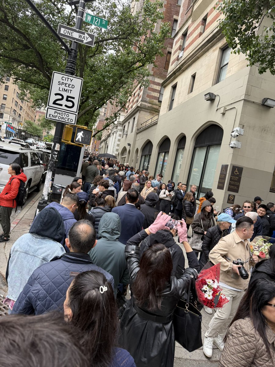 ADM11261's tweet photo. @columbia @nypd Columbia graduation.  Total chaos as Columbia University can’t handle mass crowds wanting to enter the ceremony.  No #nypd presence https://t.co/ot9Qv9kw9o