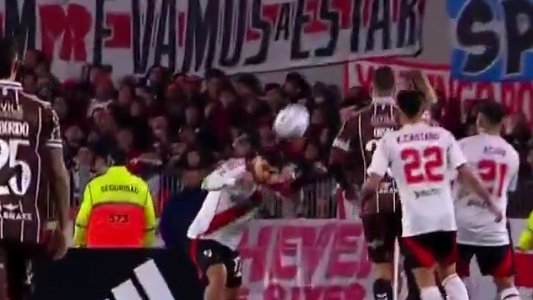 👉 El partido se frenó 102 VECES
👉 El tiempo neto de juego fue 50'
👉 Cozzani estuvo en el piso durante 2' en el tiempo adicionado
👉 No expulsaron a Schor por una patada a la cabeza
👉 No expulsaron a Baez por doble amarilla

¿El robo sin precedentes? Un lateral a 60 metros 🤷🏻‍♂️