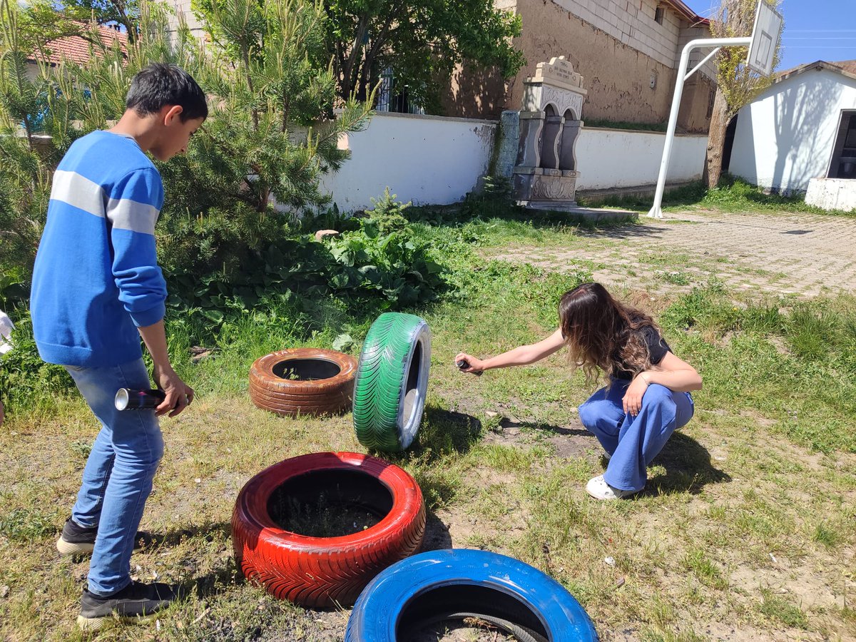 Mavi-Yeşil Okul Projesi kapsamında, atık lastikleri geri dönüştürmek için okulöncesi öğrencilerimiz önce lastikleri öğretmenleri ile birlikte boyadılar. Sonrasında içlerine toprak doldurak çiçek diktiler. <a href="/sivasvaliligi/">Sivas Valiliği</a> <a href="/sivasmem/">Sivas Millî Eğitim Müdürlüğü</a> <a href="/sarkislakymkmlk/">T.C. Şarkışla Kaymakamlığı</a> <a href="/sarkislamem/">Şarkışla İlçe Milli Eğitim Müdürlüğü</a>