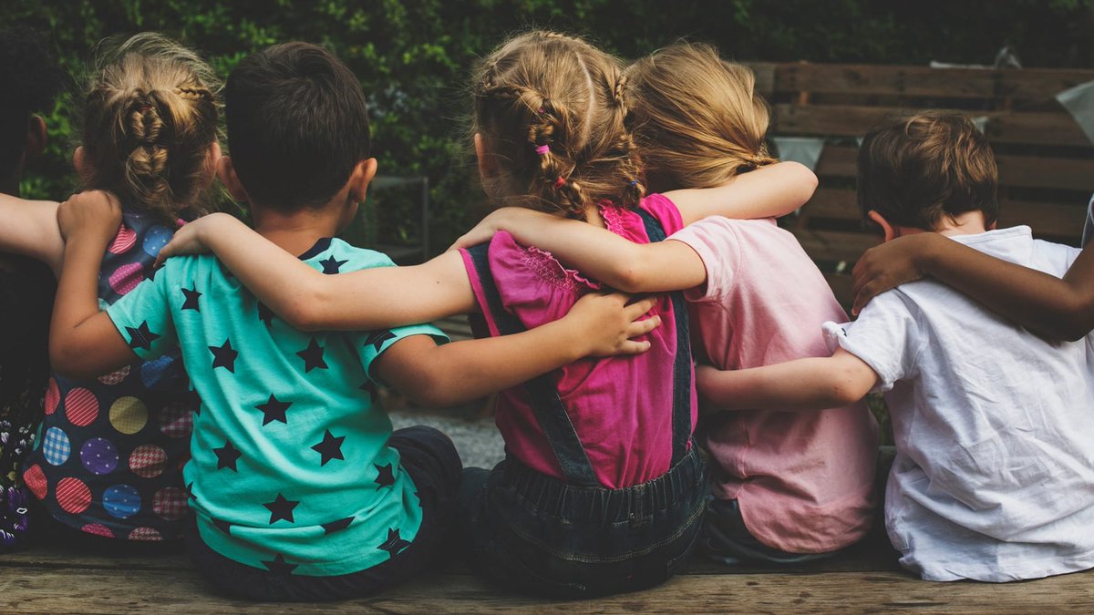 صحبة قليلة يجمعها التآلف والإخلاص والاهتمام؛
خير من صحبة آلاف يعتريهم صدأ التجاهل والإهمال..