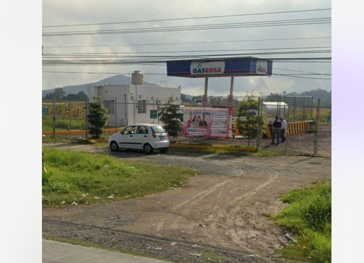 #ReporteCiudadano #ServicioAnimal
"Hola Charly buenos días.
Quería reportar que tienen un perrito abandonado en donde estaba el Gas Rosa, desde que se fueron de ahí dejaron a ese perrito. Esta ubicado adelante de la Hacienda La Escoba sobre Carr. A Colotlan"