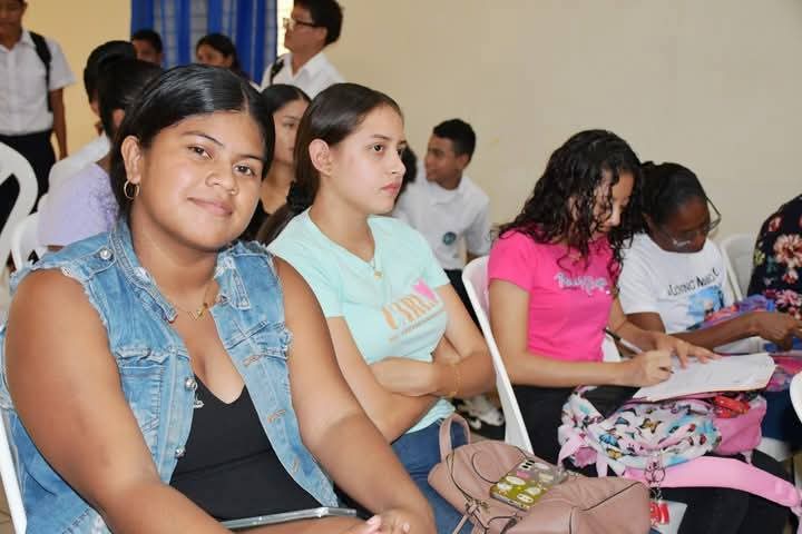 db_nicaragua's tweet photo. 1/2 🪇🪘 Con ritmo, historia y orgullo caribeño, 150 estudiantes de secundaria y universidad participaron en el conversatorio “Historia y Origen del Palo de Mayo”, celebrado en la Universidad #BICU como parte de las festividades de Mayo Ya 2025. 🌴✨
#OrgulloCaribeño
#PaloDeMayo https://t.co/4BEZNyFiZp
