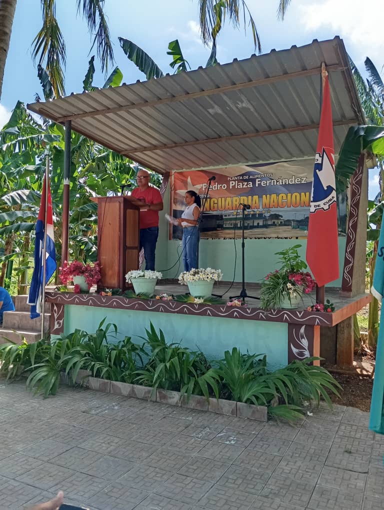 Se hace entrega de la bandera colectivos Vanguardia Nacional a Pedro Plaza de Tecnoazucar en las Tunas, estos trabajadores demuestran que si se puede avanzar en medio de esta difícil situación.
<a href="/UlisesGuilarte/">Ulises Guilarte de Nacimiento</a> 
<a href="/JulioAndrsGrac1/">Julio A. García Pérez🇨🇺</a> 
<a href="/DiazCanelB/">Miguel Díaz-Canel Bermúdez</a> 
<a href="/DrRobertoMOjeda/">Dr. Roberto Morales Ojeda</a> 
<a href="/SalvadorValdesM/">SalvadorVM</a>