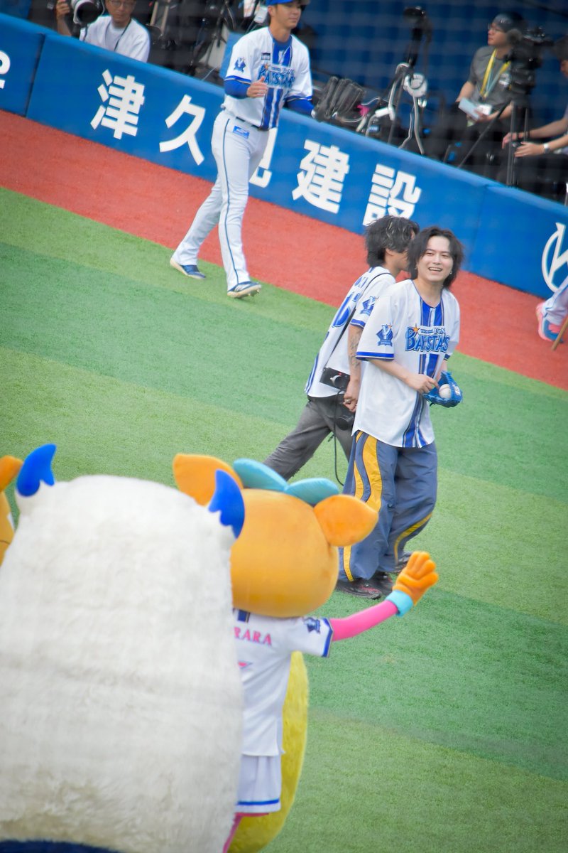 badtz__m's tweet photo. 横浜スタジアム🏟️

始球式⚾️

#Novelbright 

@yudai_vo 
@So_Nb_Gt https://t.co/WIx8h0S44z