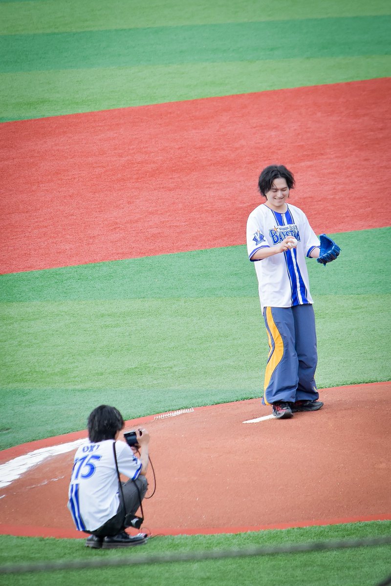badtz__m's tweet photo. 横浜スタジアム🏟️

始球式⚾️

#Novelbright 

@yudai_vo 
@So_Nb_Gt https://t.co/WIx8h0S44z
