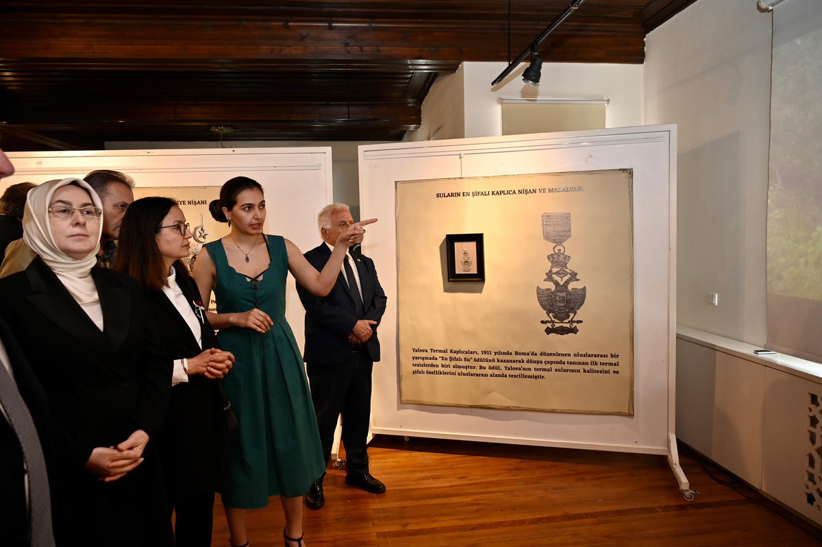 Valimiz Dr. Hülya Kaya, araştırmacı sanatçı Sevgi Atamış’a ait “Yalova’nın İzinde” adlı kişisel resim sergisinin açılış törenine katıldı.

Müzeler Haftası kapsamında Yalova Kent Müzesi’nde açılan sergide, sanatçı Sevgi Atamış, şehrin köklü geçmişine ışık tutan tarihi yapıları