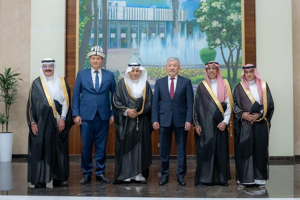 alhwaizy's tweet image. التقيت وزملائي أعضاء وفد رجال وسيدات الأعمال السعوديين مع دولة رئيس وزراء جمهورية قيرغيزستان / صدير جاباروف ، واجتمعنا على الطاولة المستديرة لبحث سبل تطوير الاستثمارات المشتركة ، وعرض الفرص الاستثمارية لديهم .