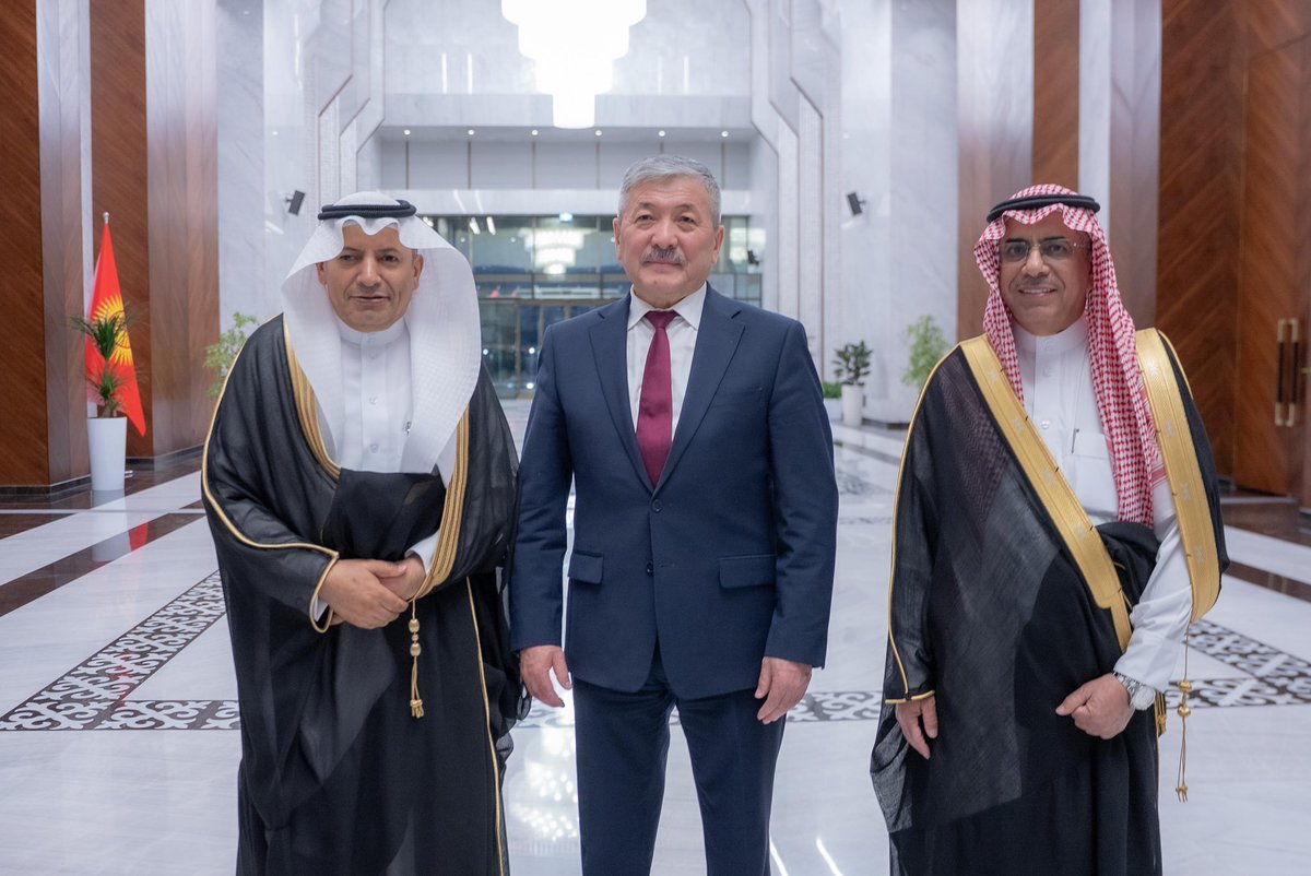 alhwaizy's tweet image. التقيت وزملائي أعضاء وفد رجال وسيدات الأعمال السعوديين مع دولة رئيس وزراء جمهورية قيرغيزستان / صدير جاباروف ، واجتمعنا على الطاولة المستديرة لبحث سبل تطوير الاستثمارات المشتركة ، وعرض الفرص الاستثمارية لديهم .