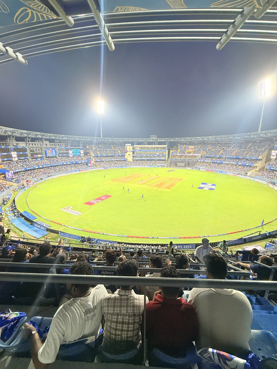 Powerplay done. Game on a knife’s edge!
Rickelton timed it sweet, DC kept their cool.
No clouds. No chaos. Just clean cricket under Wankhede’s clear skies.

#MIvsDC #WankhedeVibes #IPL2025 #MumbaiIndians #DelhiCapitals